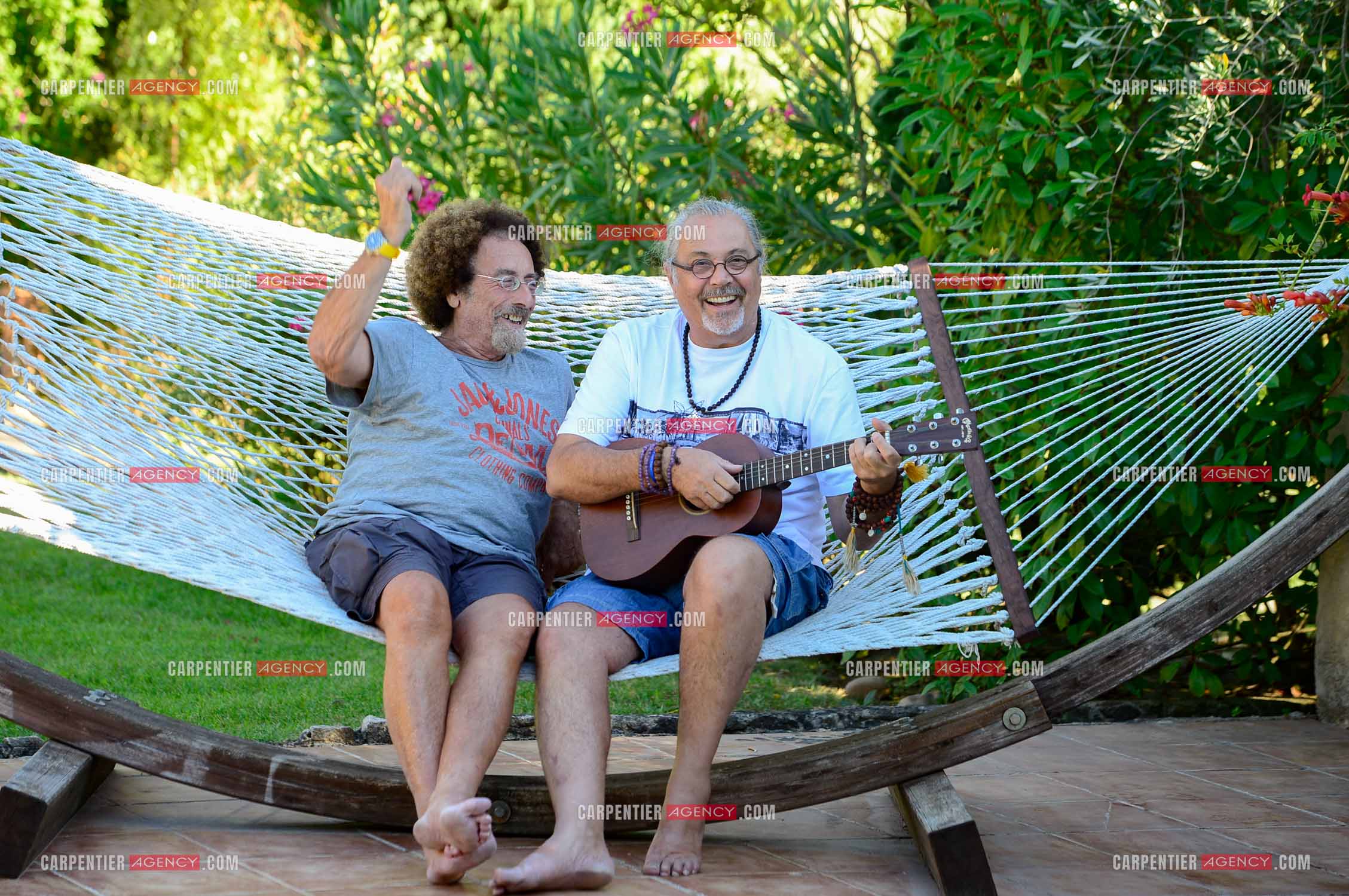Le chanteur Patrick Hernandez dans sa propriété de L'île-sur-la-Sorgue avec son ami Jean Schultheis en 2016.  ( Exclusif )