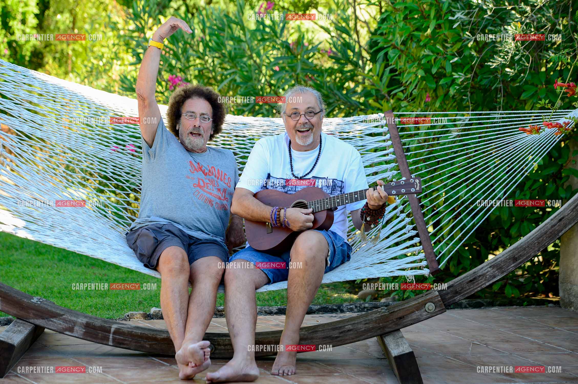 Le chanteur Patrick Hernandez dans sa propriété de L'île-sur-la-Sorgue avec son ami Jean Schultheis en 2016.  ( Exclusif )