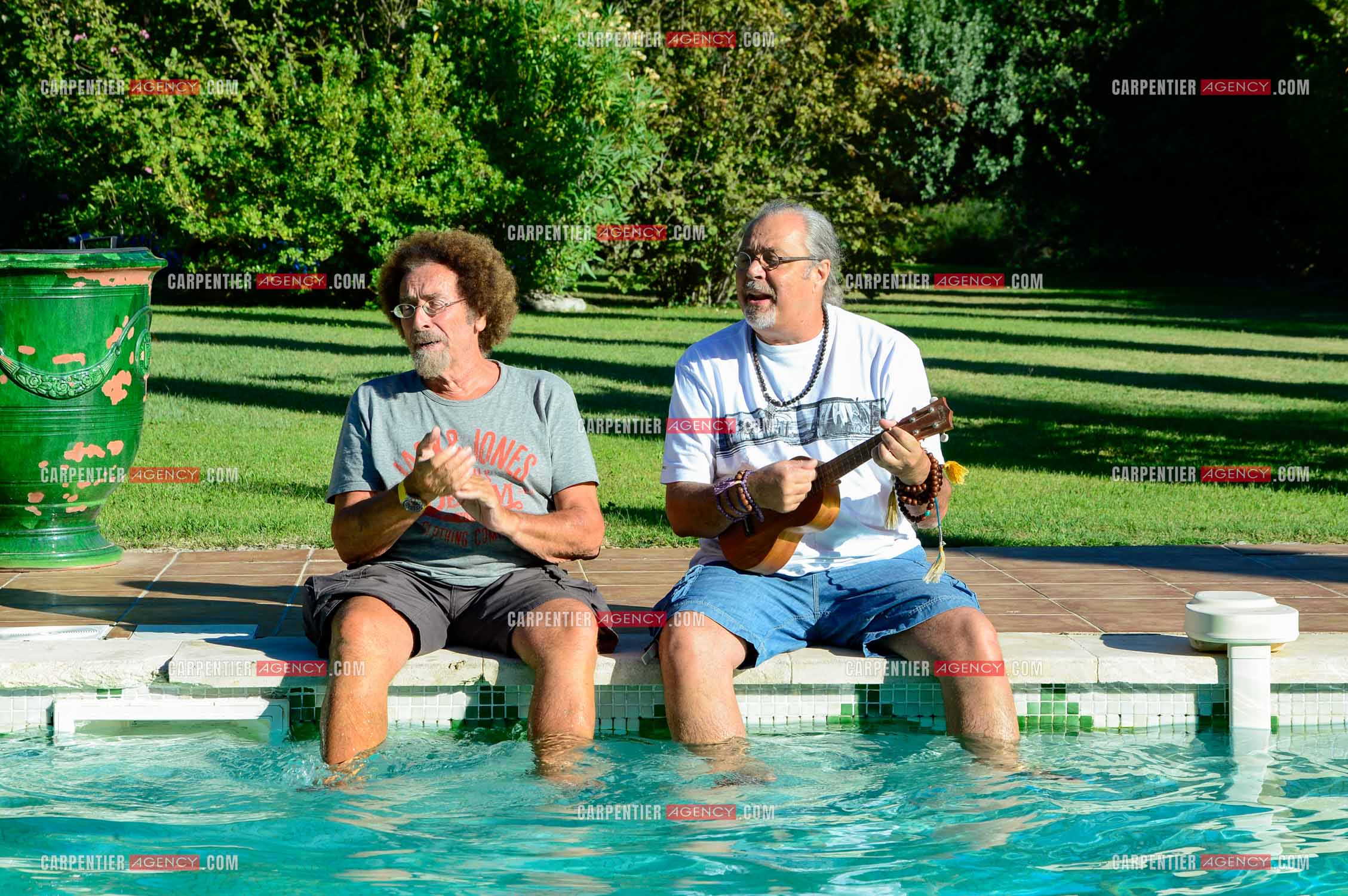 Le chanteur Patrick Hernandez dans sa propriété de L'île-sur-la-Sorgue avec son ami Jean Schultheis en 2016.  ( Exclusif )