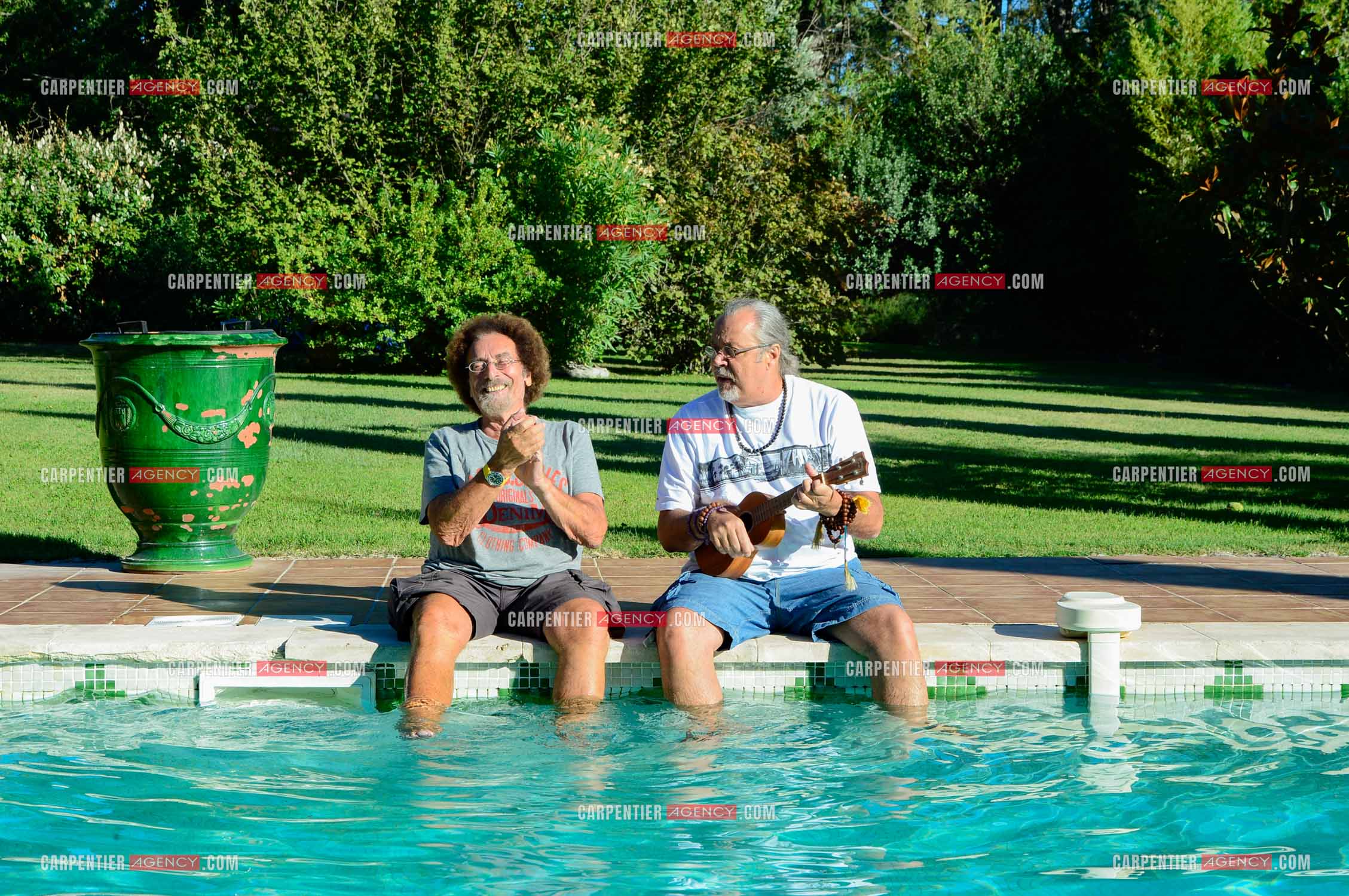 Le chanteur Patrick Hernandez dans sa propriété de L'île-sur-la-Sorgue avec son ami Jean Schultheis en 2016.  ( Exclusif )