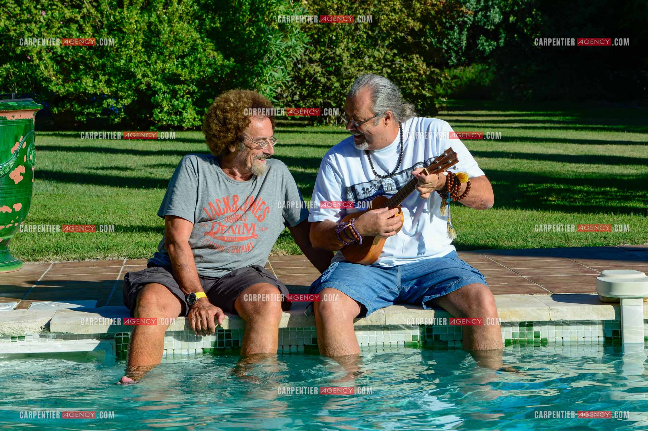 Le chanteur Patrick Hernandez dans sa propriété de L'île-sur-la-Sorgue avec son ami Jean Schultheis en 2016.  ( Exclusif )