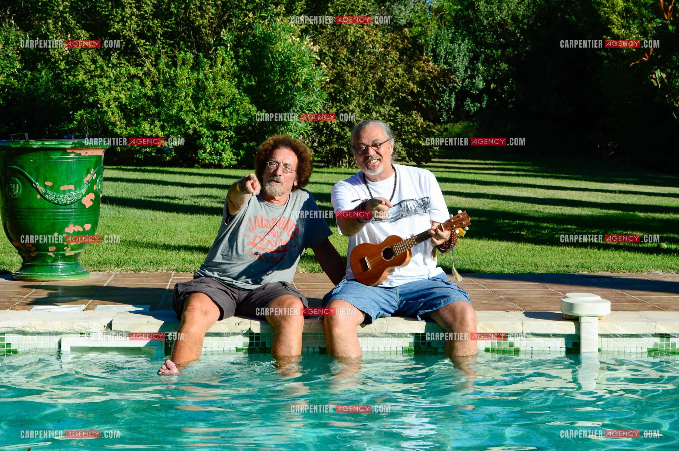 Le chanteur Patrick Hernandez dans sa propriété de L'île-sur-la-Sorgue avec son ami Jean Schultheis en 2016.  ( Exclusif )