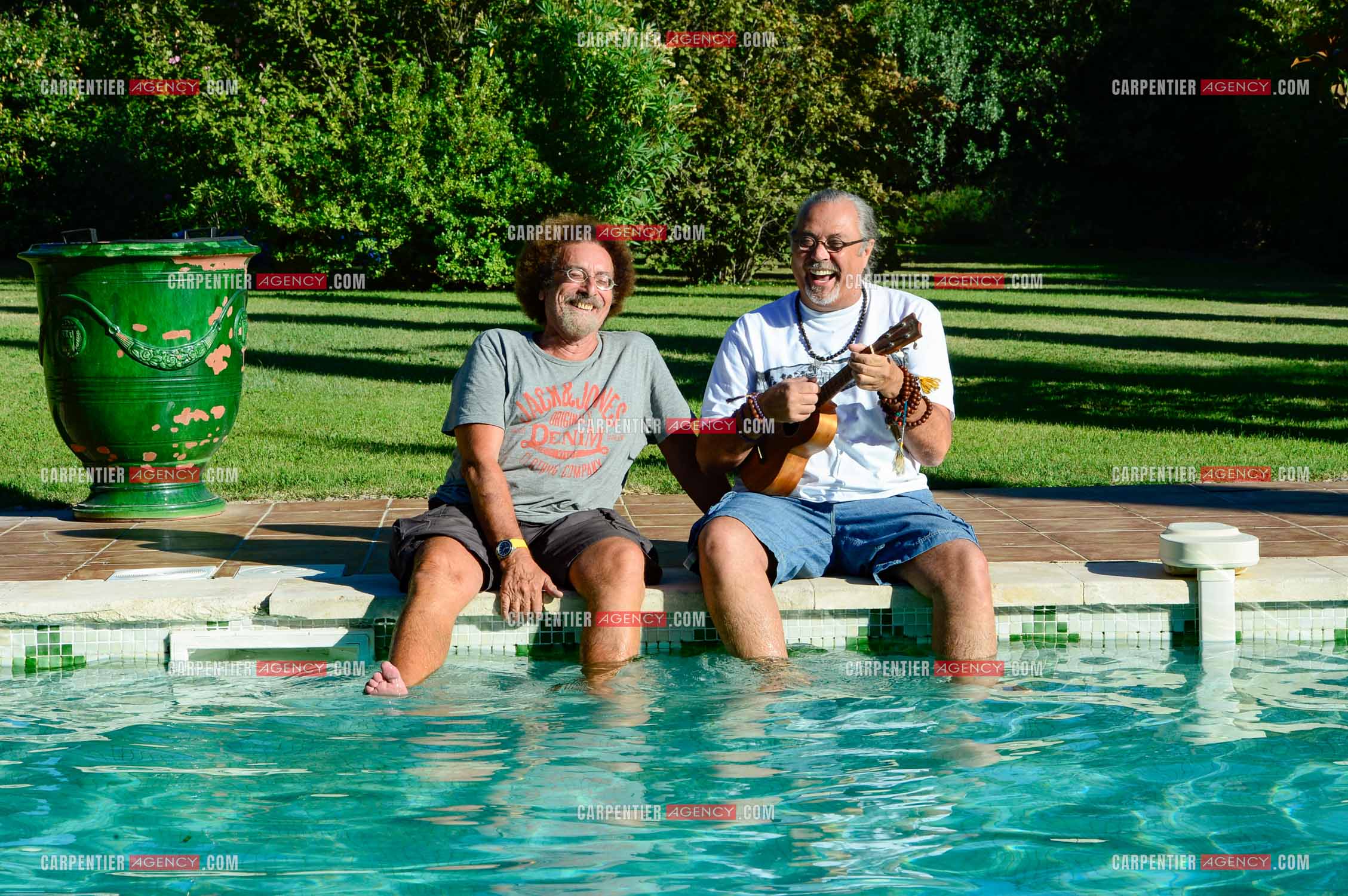 Le chanteur Patrick Hernandez dans sa propriété de L'île-sur-la-Sorgue avec son ami Jean Schultheis en 2016.  ( Exclusif )