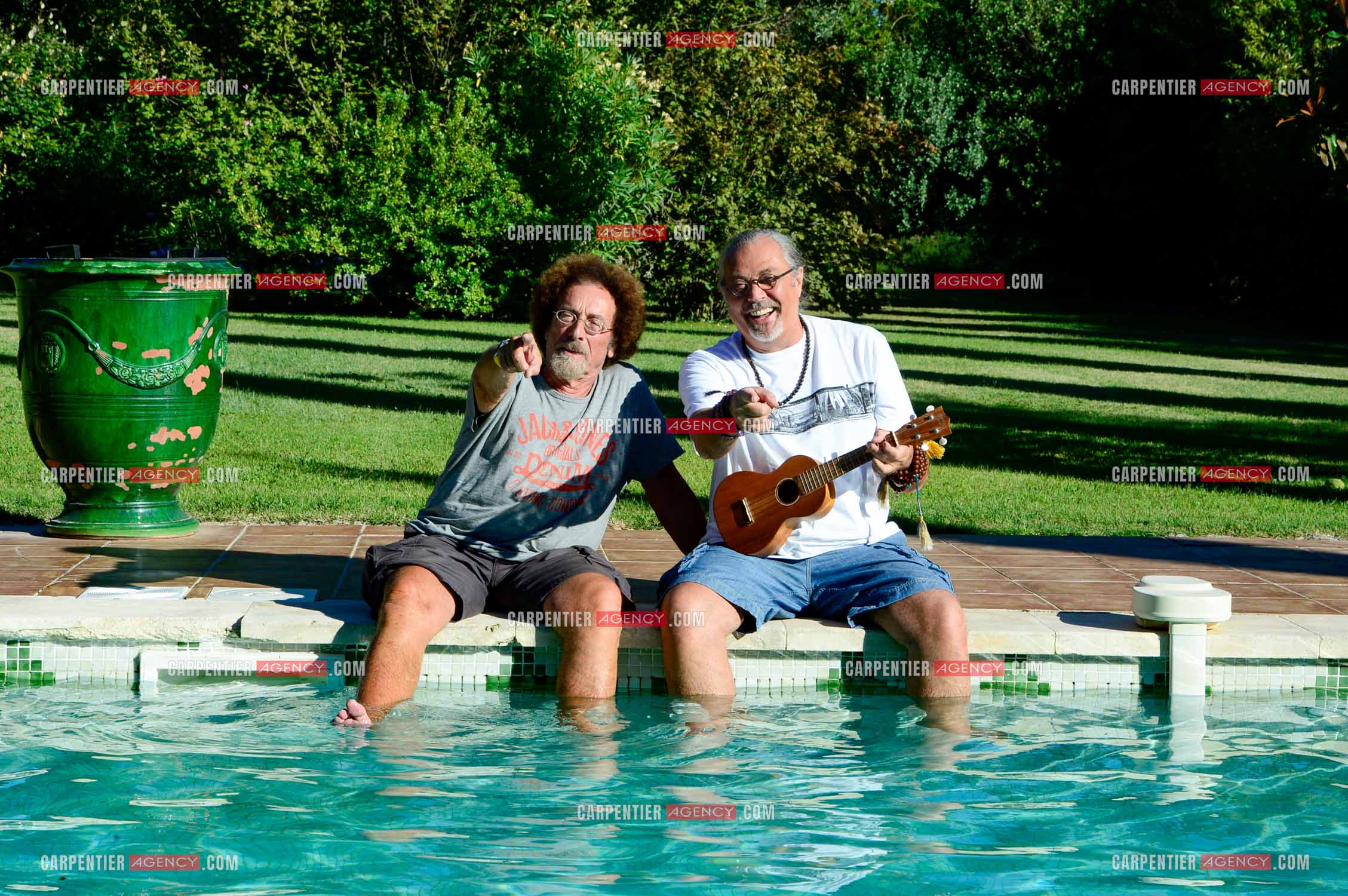 Le chanteur Patrick Hernandez dans sa propriété de L'île-sur-la-Sorgue avec son ami Jean Schultheis en 2016.  ( Exclusif )