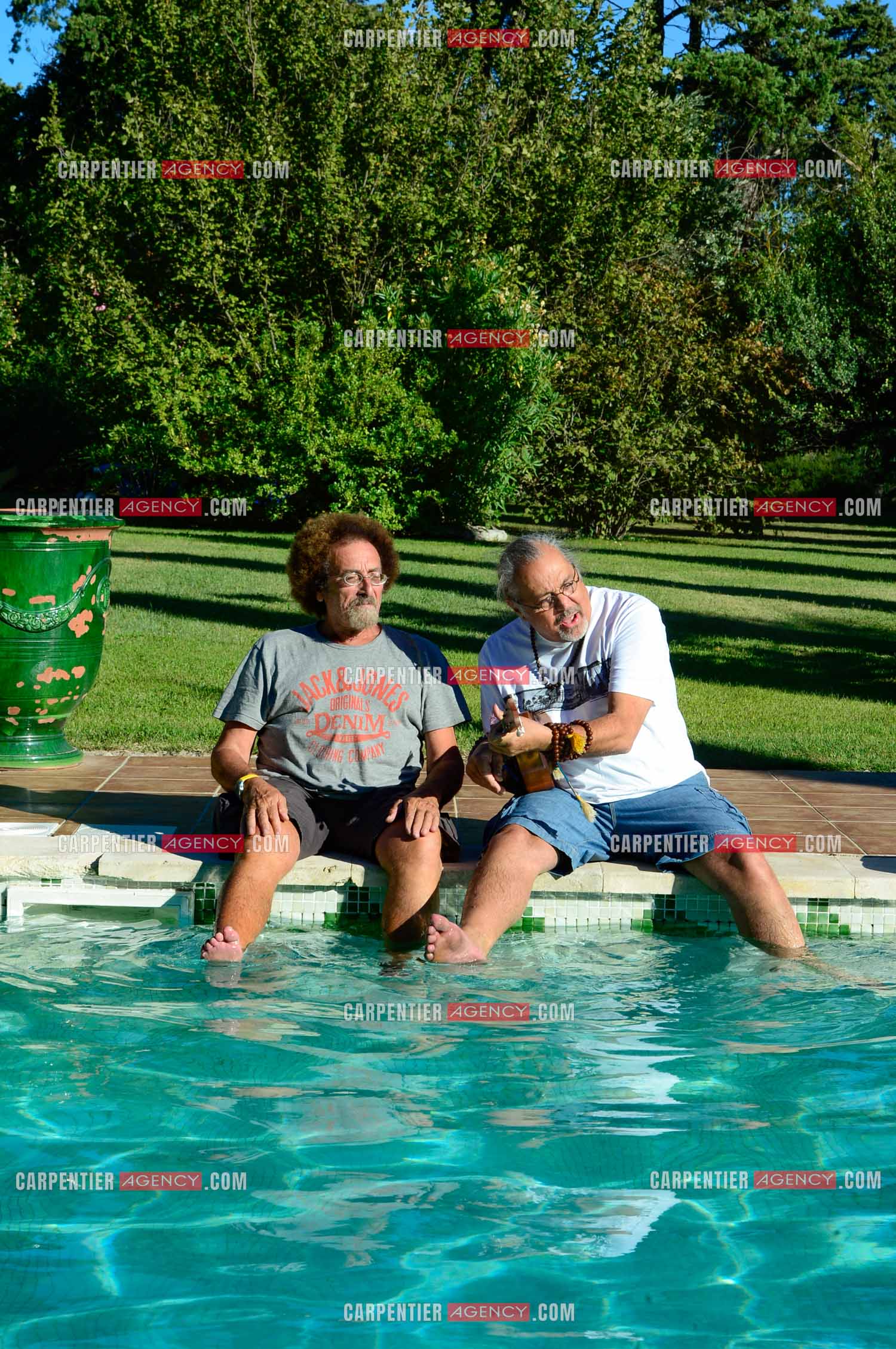 Le chanteur Patrick Hernandez dans sa propriété de L'île-sur-la-Sorgue avec son ami Jean Schultheis en 2016.  ( Exclusif )