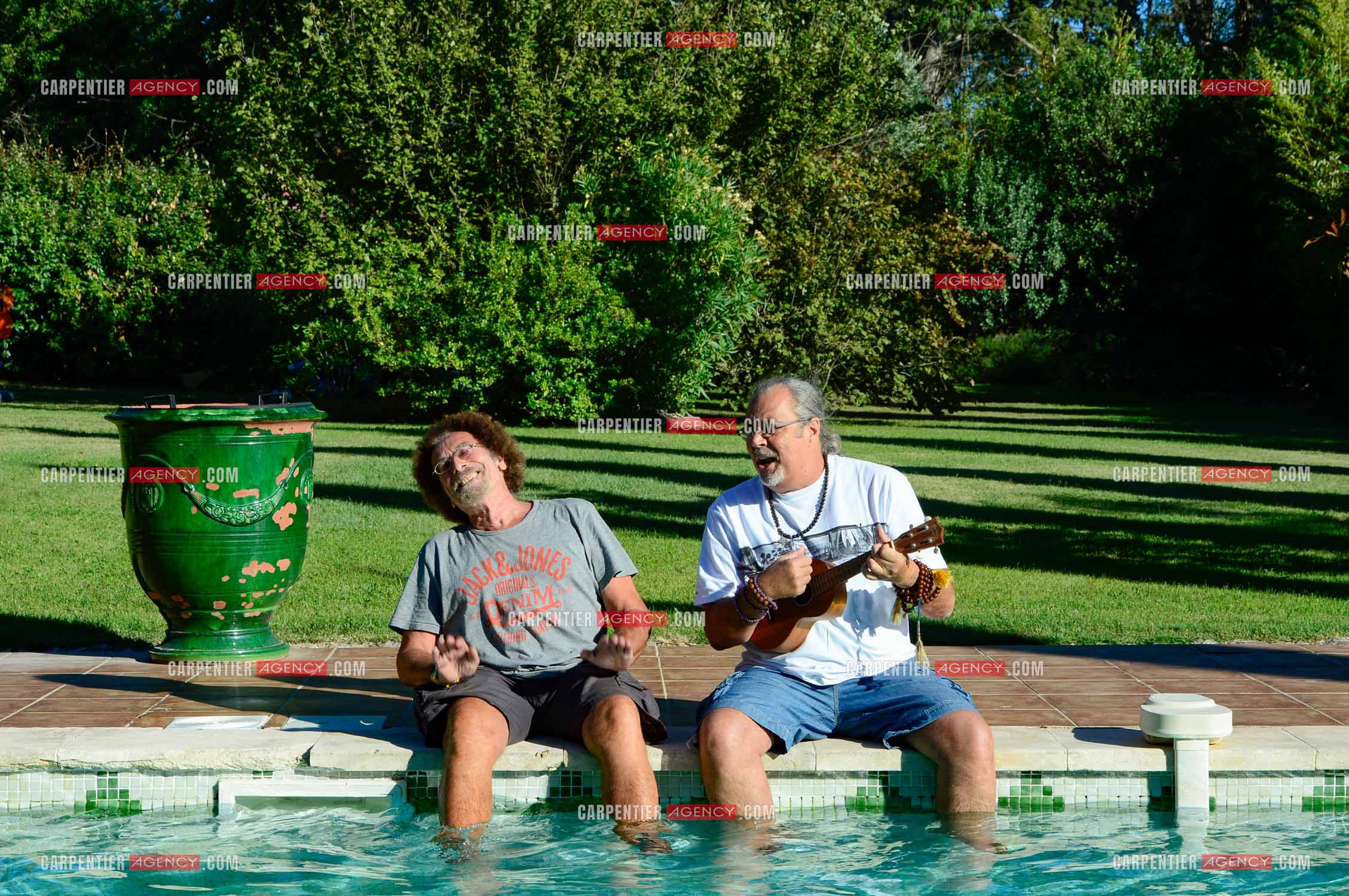 Le chanteur Patrick Hernandez dans sa propriété de L'île-sur-la-Sorgue avec son ami Jean Schultheis en 2016.  ( Exclusif )