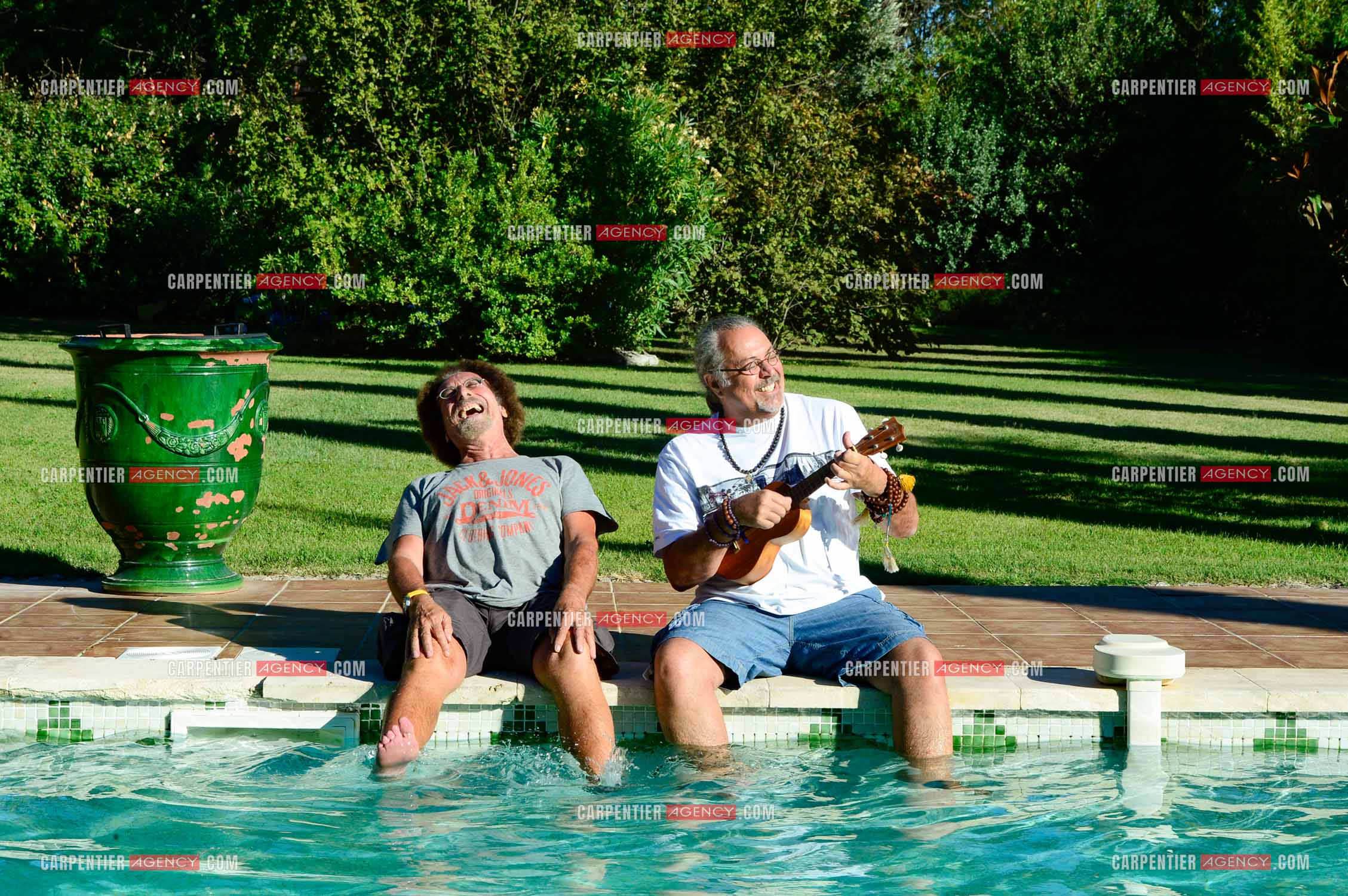 Le chanteur Patrick Hernandez dans sa propriété de L'île-sur-la-Sorgue avec son ami Jean Schultheis en 2016.  ( Exclusif )