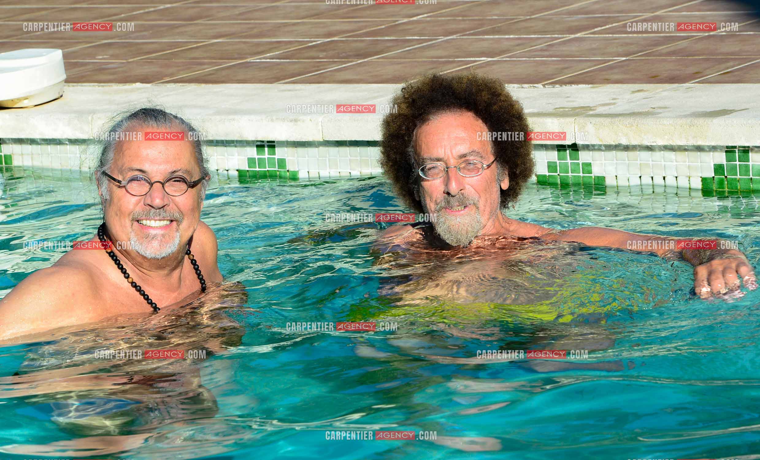 Le chanteur Patrick Hernandez dans sa propriété de L'île-sur-la-Sorgue avec son ami Jean Schultheis en 2016.  ( Exclusif )