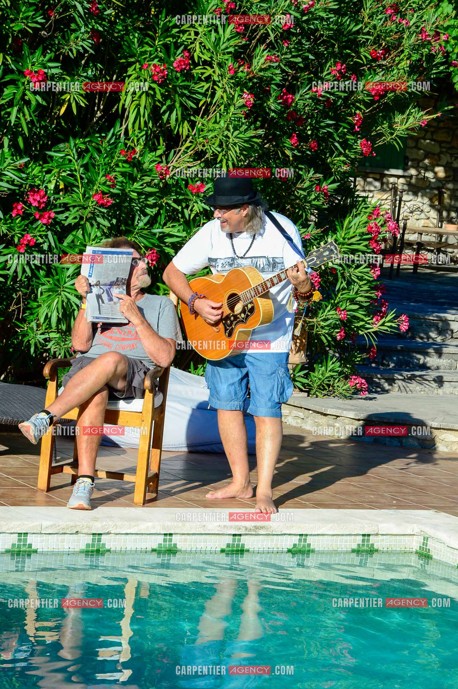 Le chanteur Patrick Hernandez dans sa propriété de L'île-sur-la-Sorgue avec son ami Jean Schultheis en 2016.  ( Exclusif )