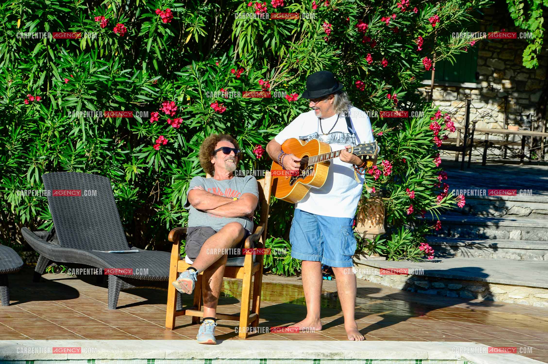 Le chanteur Patrick Hernandez dans sa propriété de L'île-sur-la-Sorgue avec son ami Jean Schultheis en 2016.  ( Exclusif )