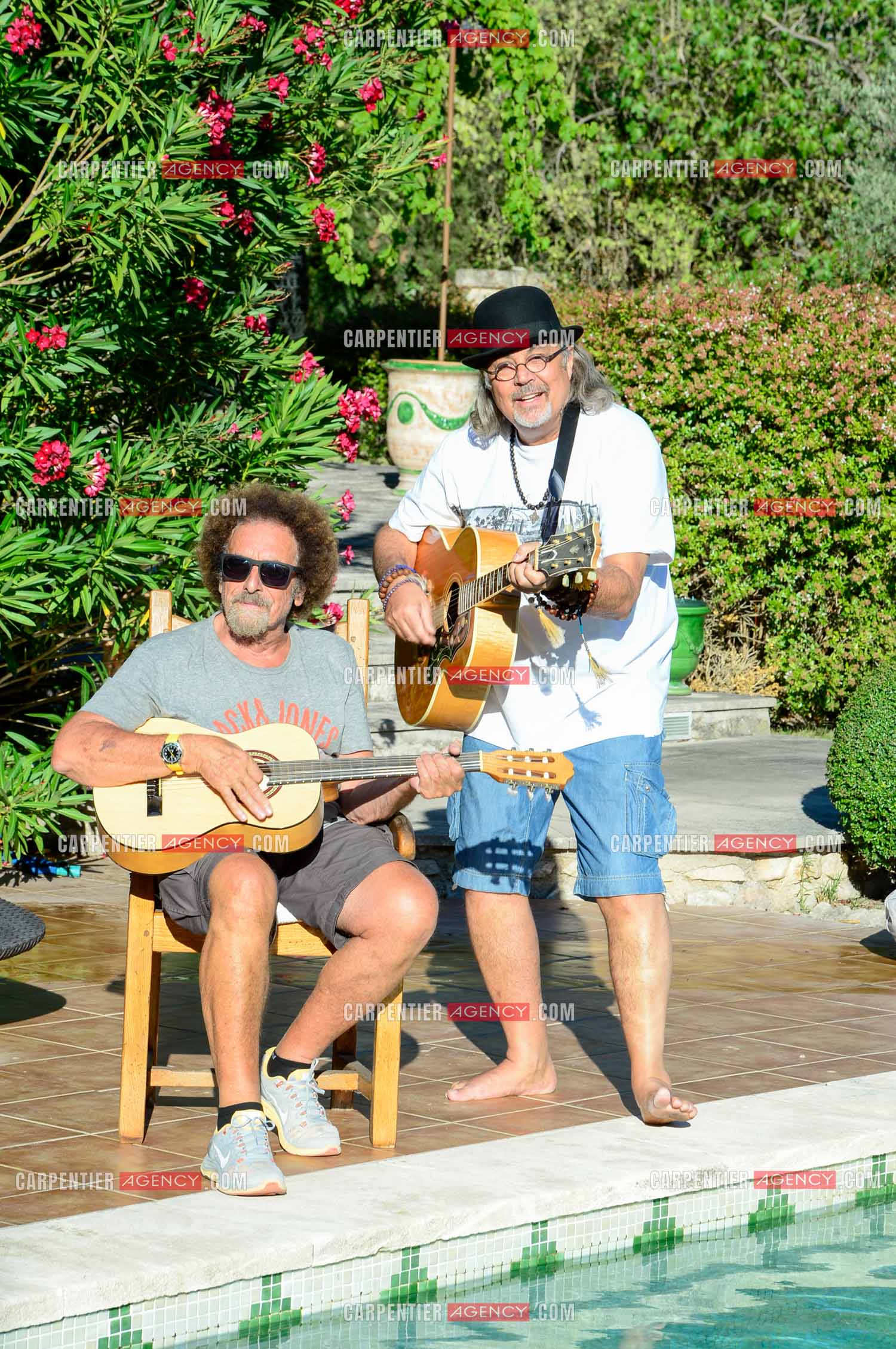 Le chanteur Patrick Hernandez dans sa propriété de L'île-sur-la-Sorgue avec son ami Jean Schultheis en 2016.  ( Exclusif )