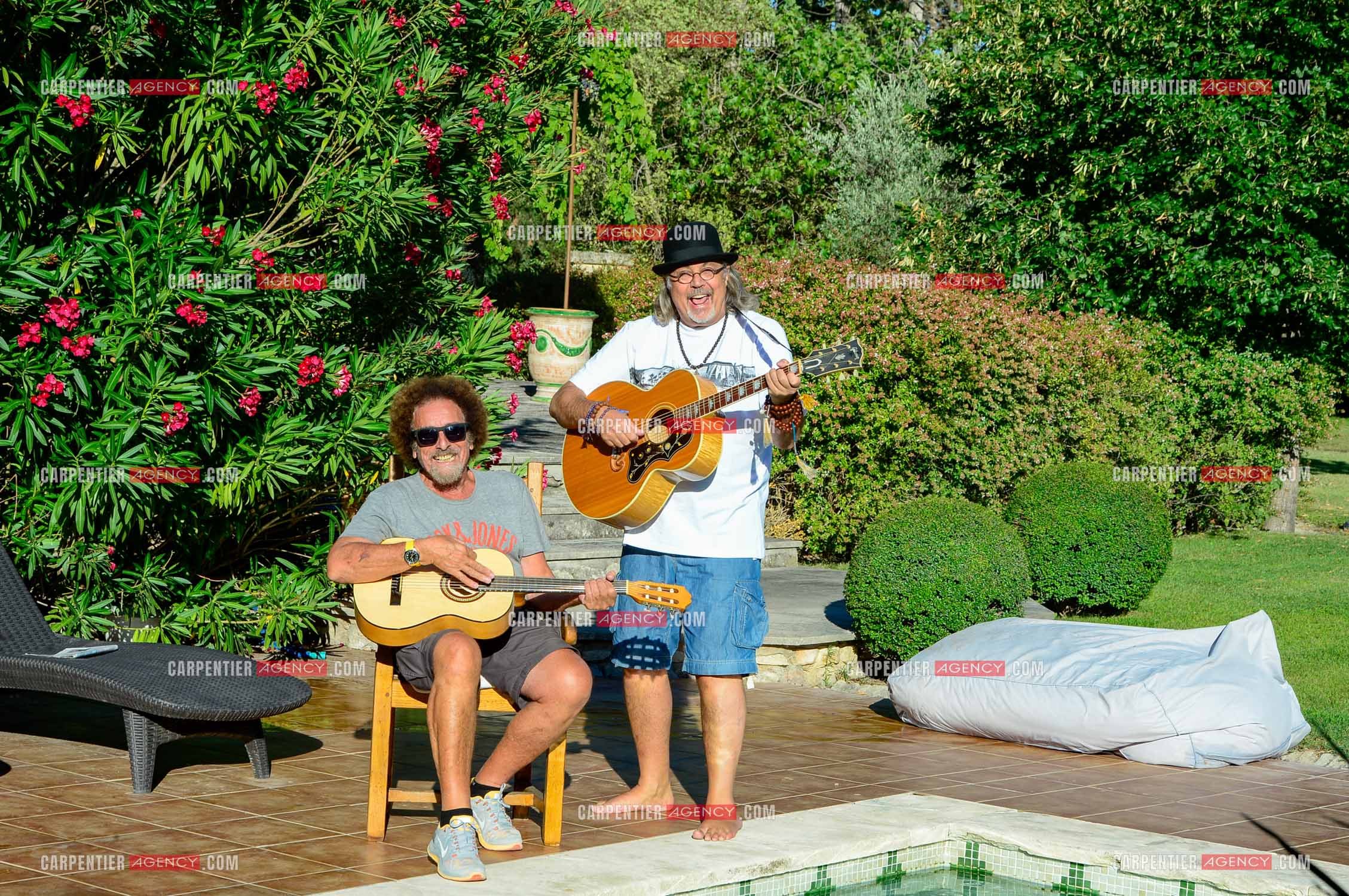 Le chanteur Patrick Hernandez dans sa propriété de L'île-sur-la-Sorgue avec son ami Jean Schultheis en 2016.  ( Exclusif )