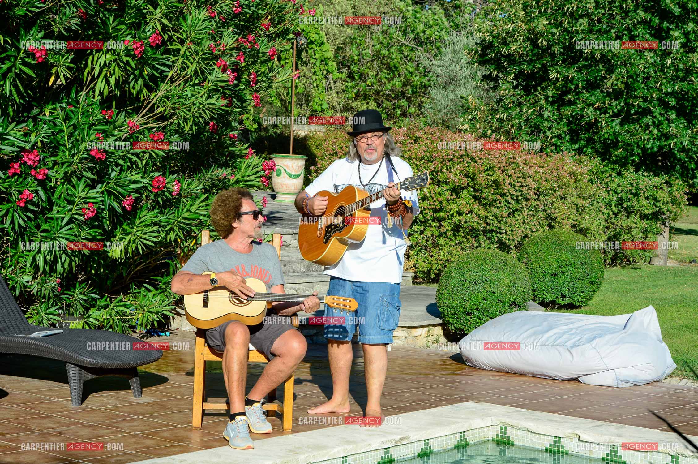 Le chanteur Patrick Hernandez dans sa propriété de L'île-sur-la-Sorgue avec son ami Jean Schultheis en 2016.  ( Exclusif )