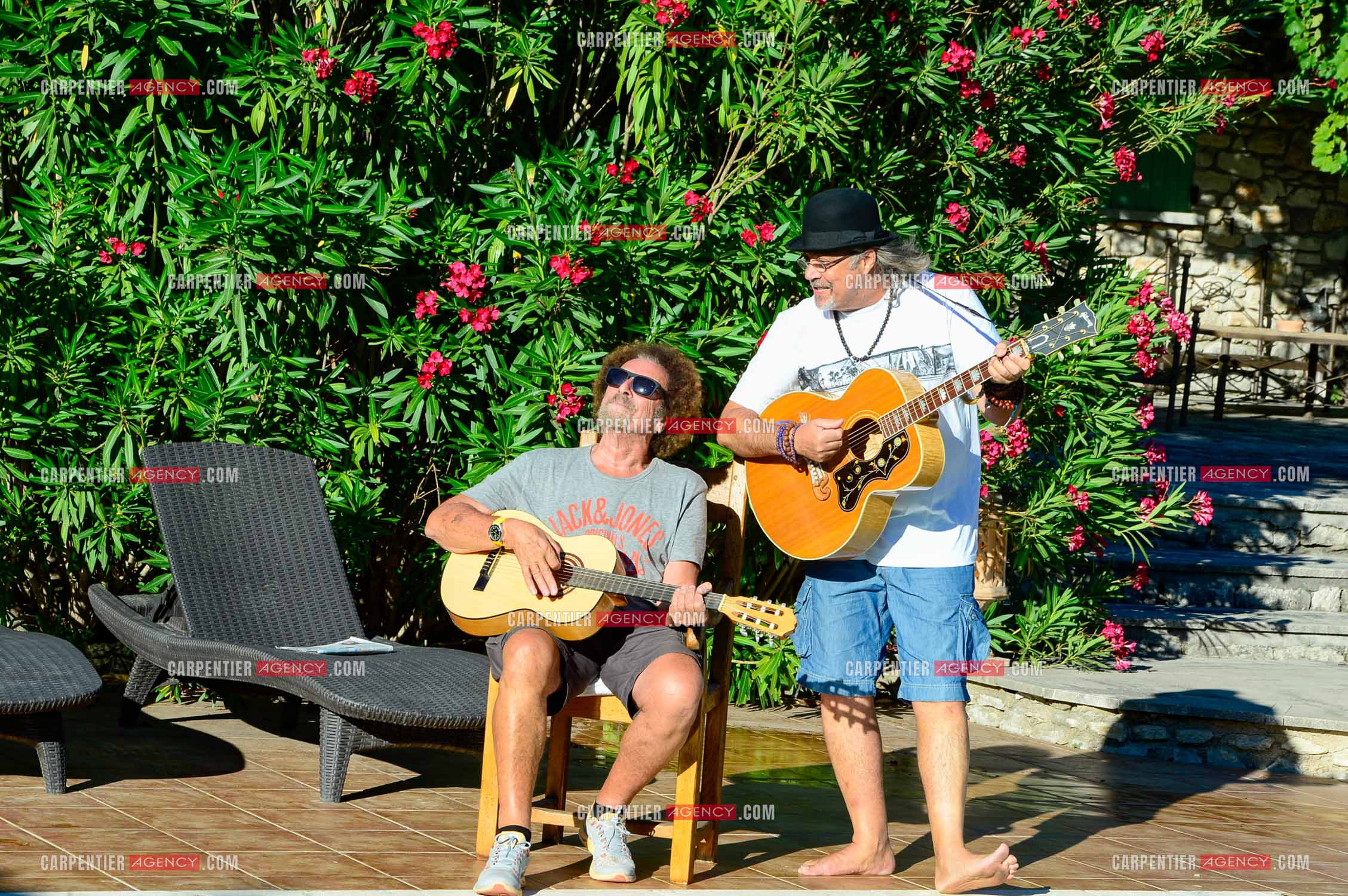 Le chanteur Patrick Hernandez dans sa propriété de L'île-sur-la-Sorgue avec son ami Jean Schultheis en 2016.  ( Exclusif )