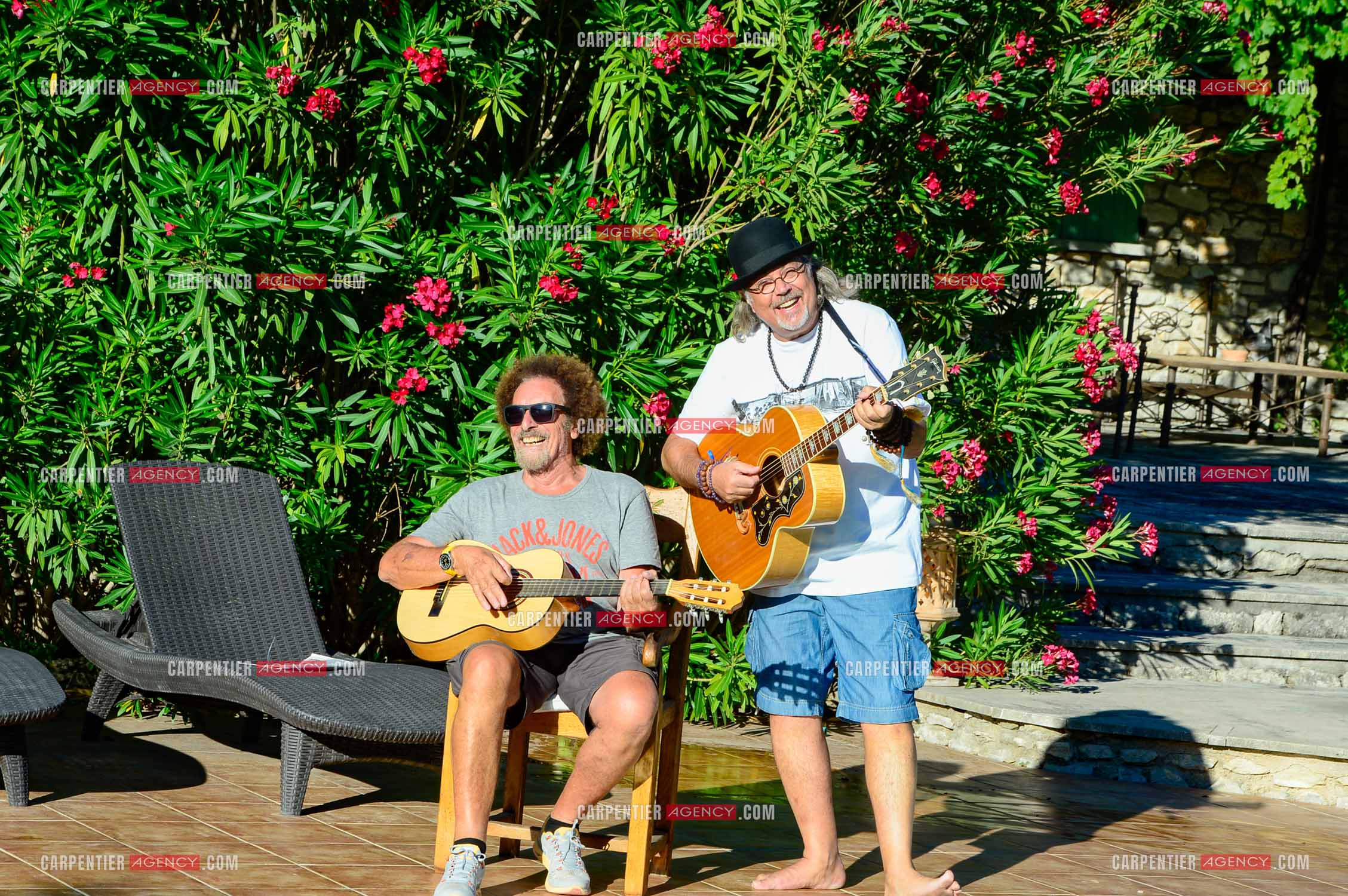 Le chanteur Patrick Hernandez dans sa propriété de L'île-sur-la-Sorgue avec son ami Jean Schultheis en 2016.  ( Exclusif )