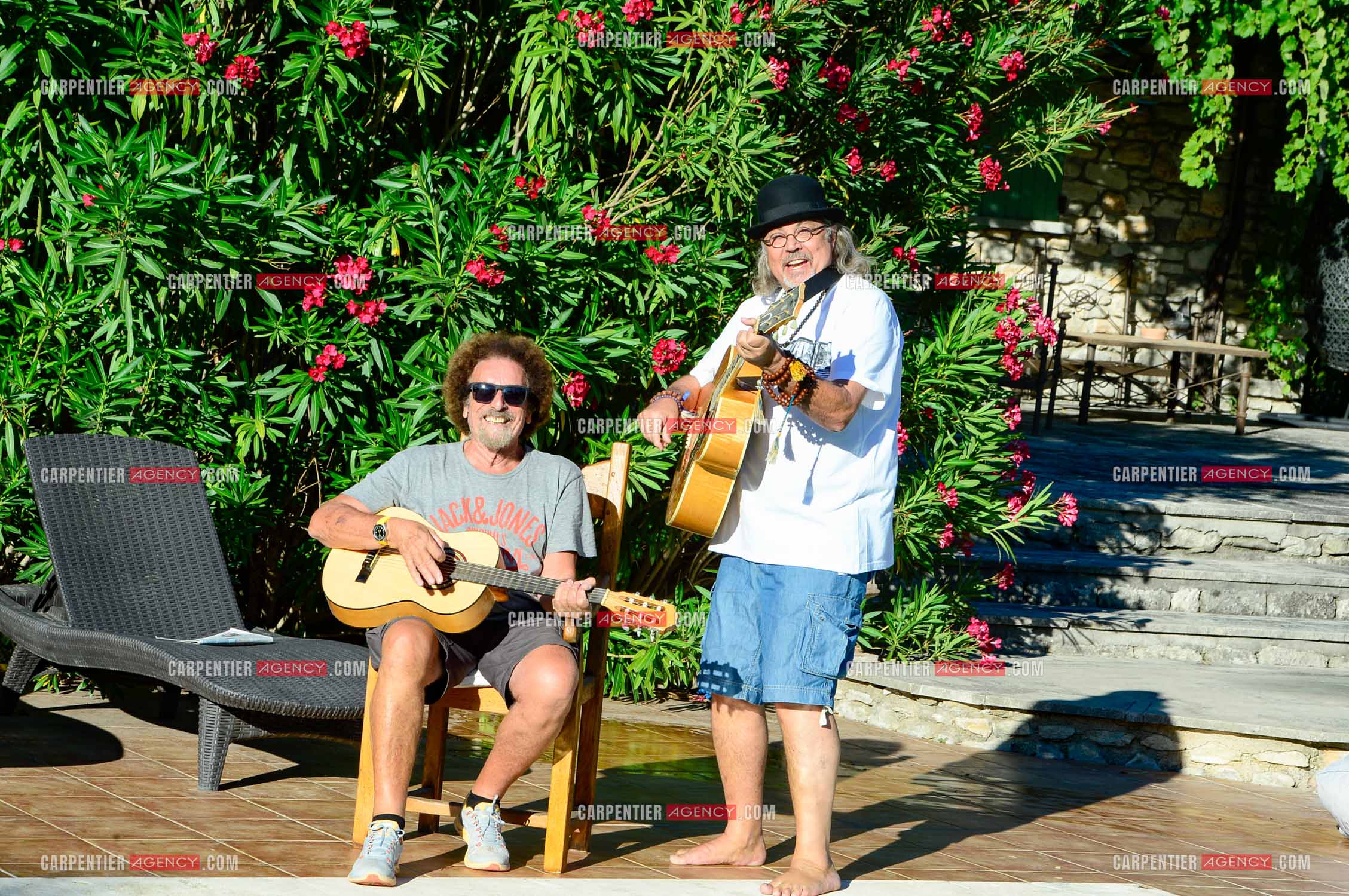Le chanteur Patrick Hernandez dans sa propriété de L'île-sur-la-Sorgue avec son ami Jean Schultheis en 2016.  ( Exclusif )