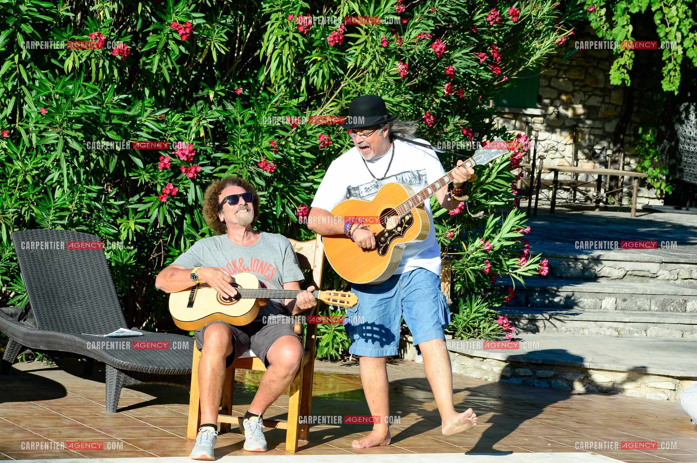 Le chanteur Patrick Hernandez dans sa propriété de L'île-sur-la-Sorgue avec son ami Jean Schultheis en 2016.  ( Exclusif )