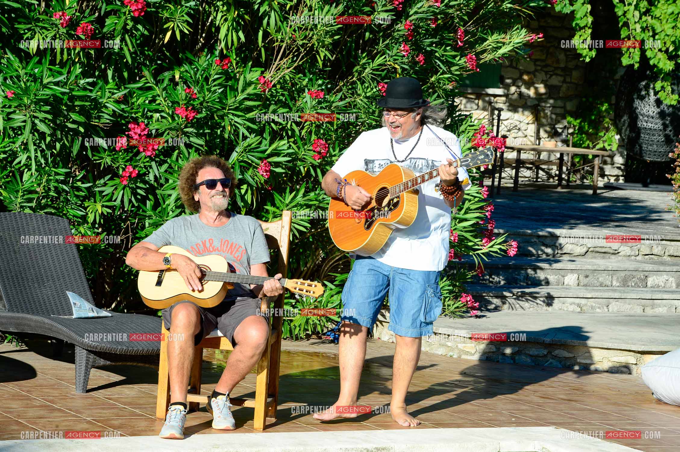 Le chanteur Patrick Hernandez dans sa propriété de L'île-sur-la-Sorgue avec son ami Jean Schultheis en 2016.  ( Exclusif )