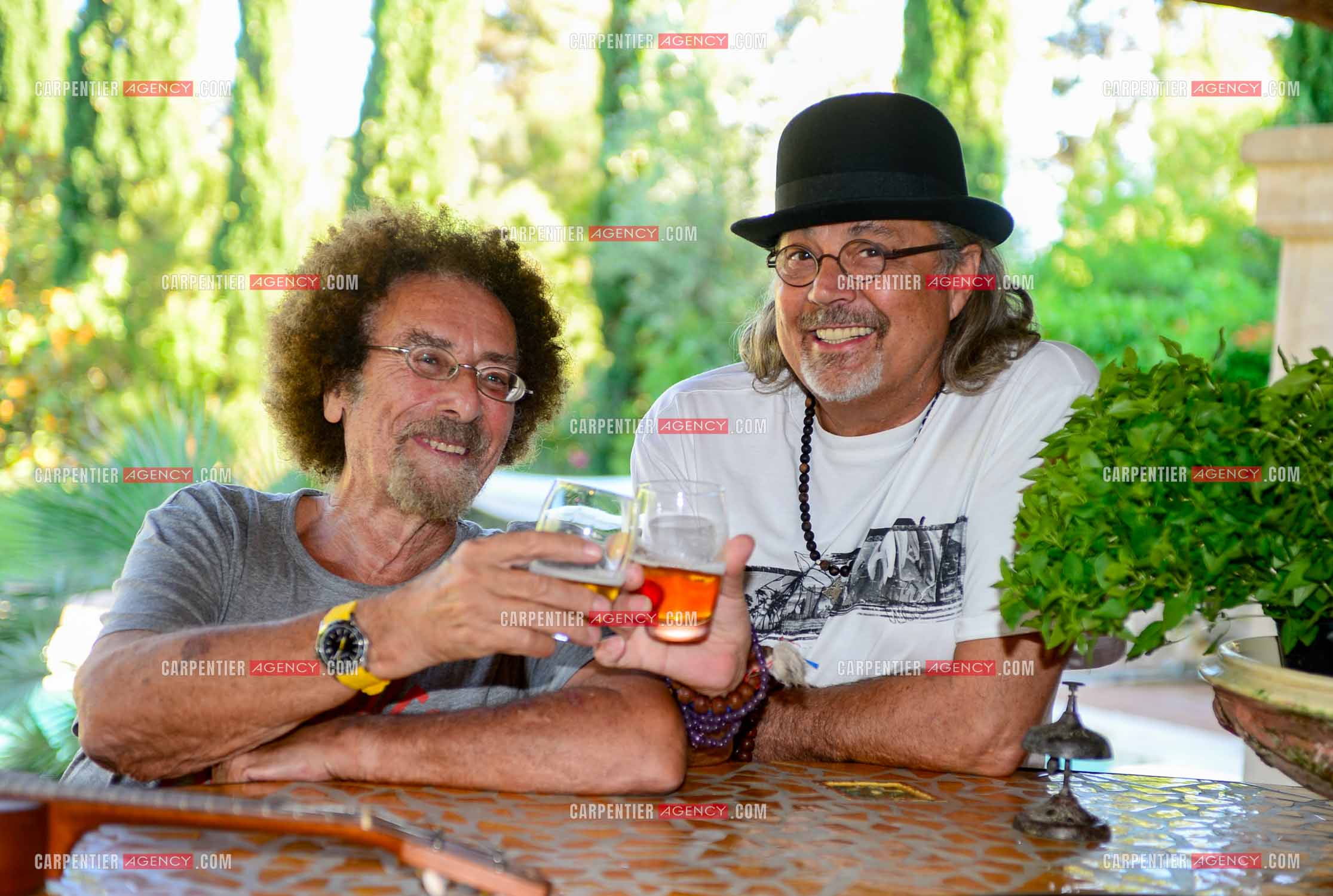 Le chanteur Patrick Hernandez dans sa propriété de L'île-sur-la-Sorgue avec son ami Jean Schultheis en 2016.  ( Exclusif )
