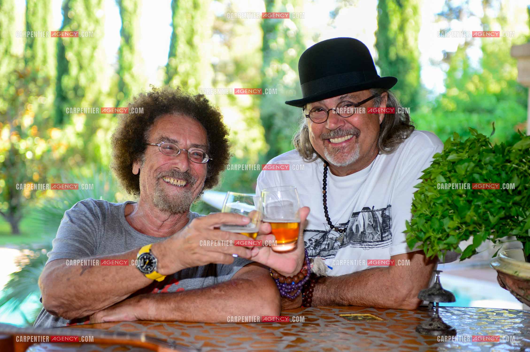 Le chanteur Patrick Hernandez dans sa propriété de L'île-sur-la-Sorgue avec son ami Jean Schultheis en 2016.  ( Exclusif )