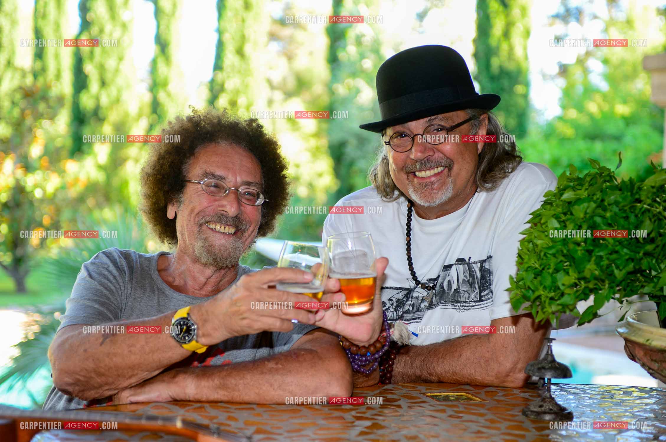 Le chanteur Patrick Hernandez dans sa propriété de L'île-sur-la-Sorgue avec son ami Jean Schultheis en 2016.  ( Exclusif )