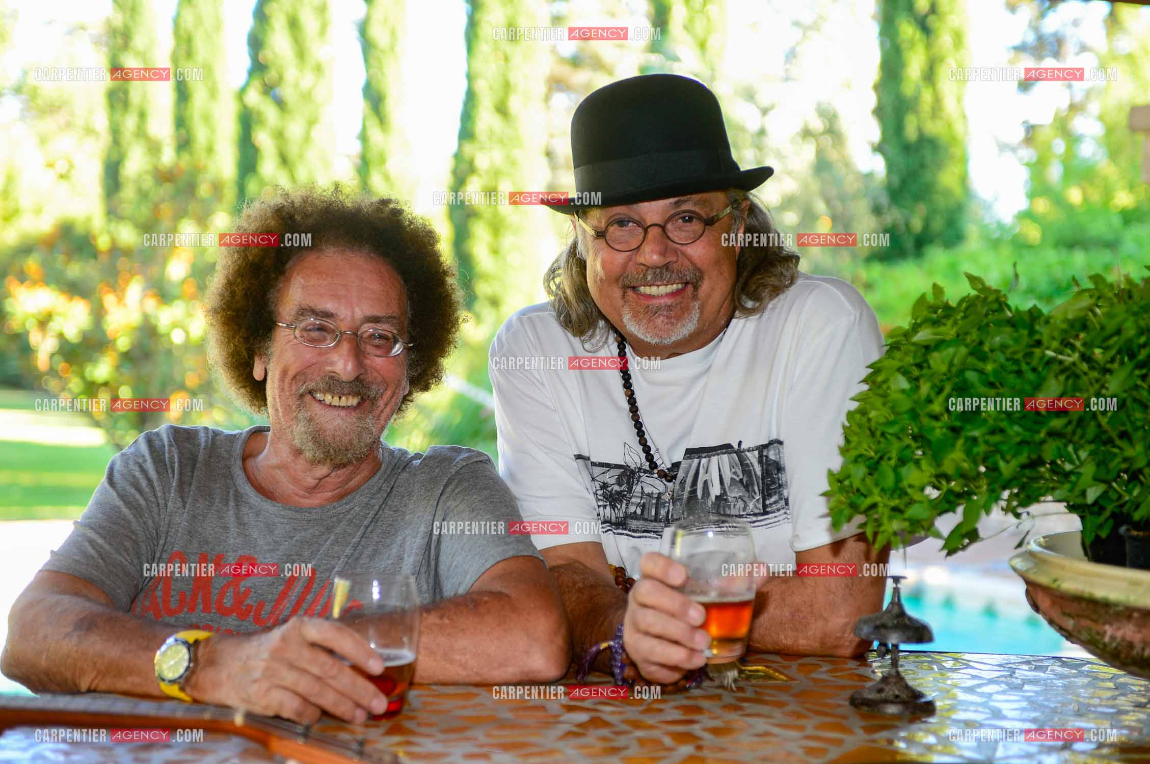 Le chanteur Patrick Hernandez dans sa propriété de L'île-sur-la-Sorgue avec son ami Jean Schultheis en 2016.  ( Exclusif )