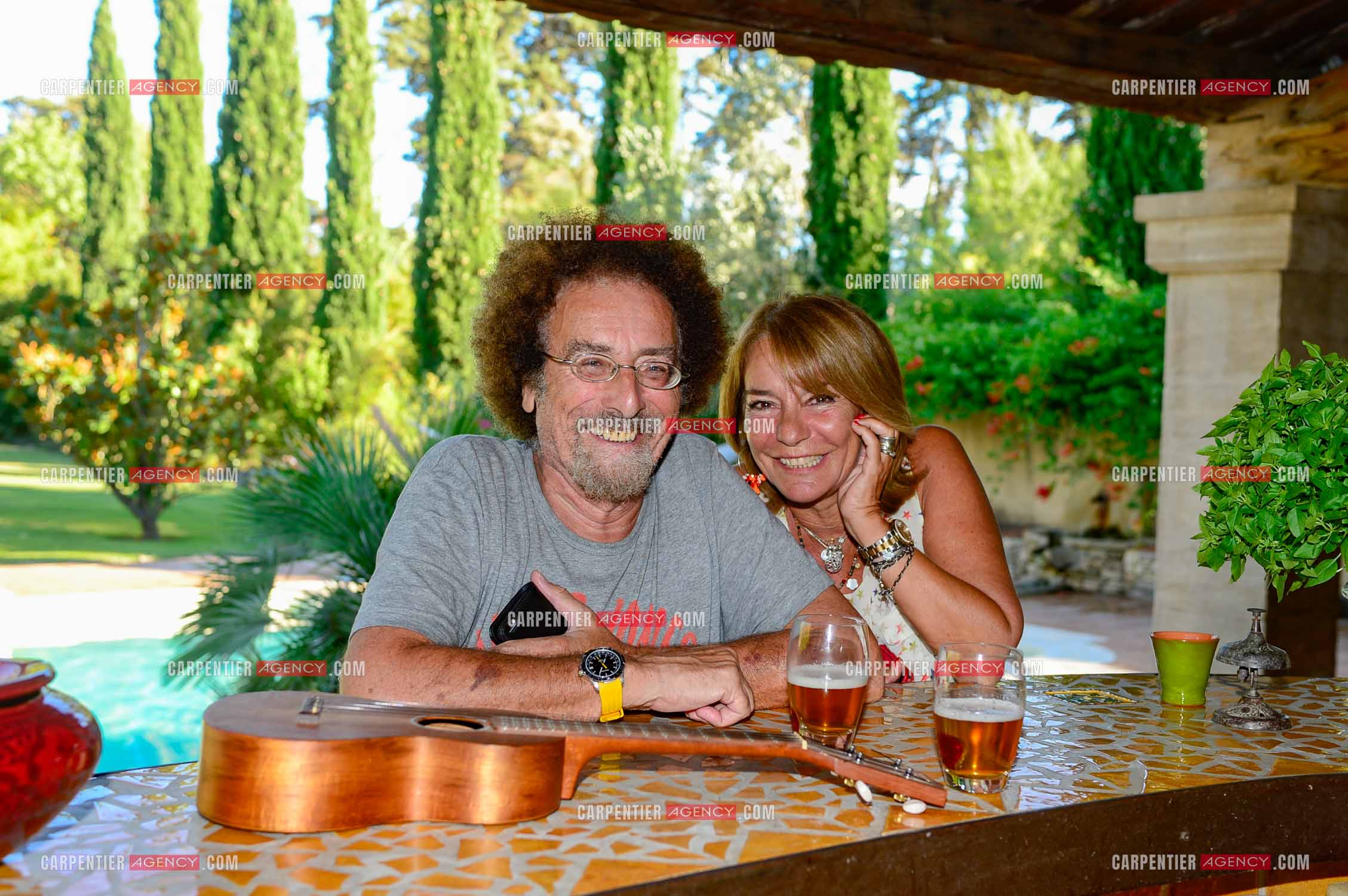 Le chanteur Patrick Hernandez dans sa propriété de L'île-sur-la-Sorgue avec son ami Jean Schultheis en 2016.  ( Exclusif )