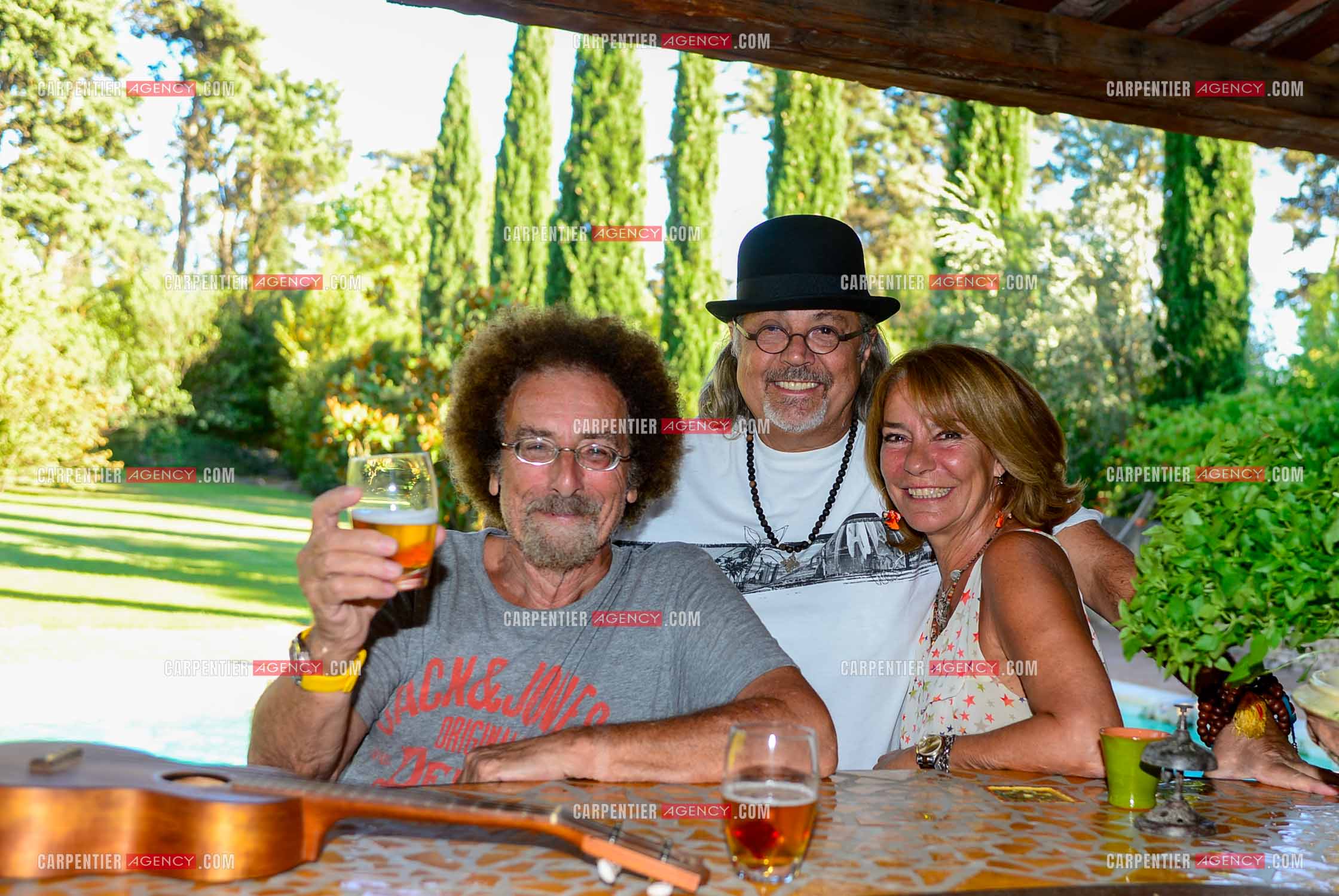 Le chanteur Patrick Hernandez dans sa propriété de L'île-sur-la-Sorgue avec ses amies Jean et Sophie Schultheis en 2016.  ( Exclusif )