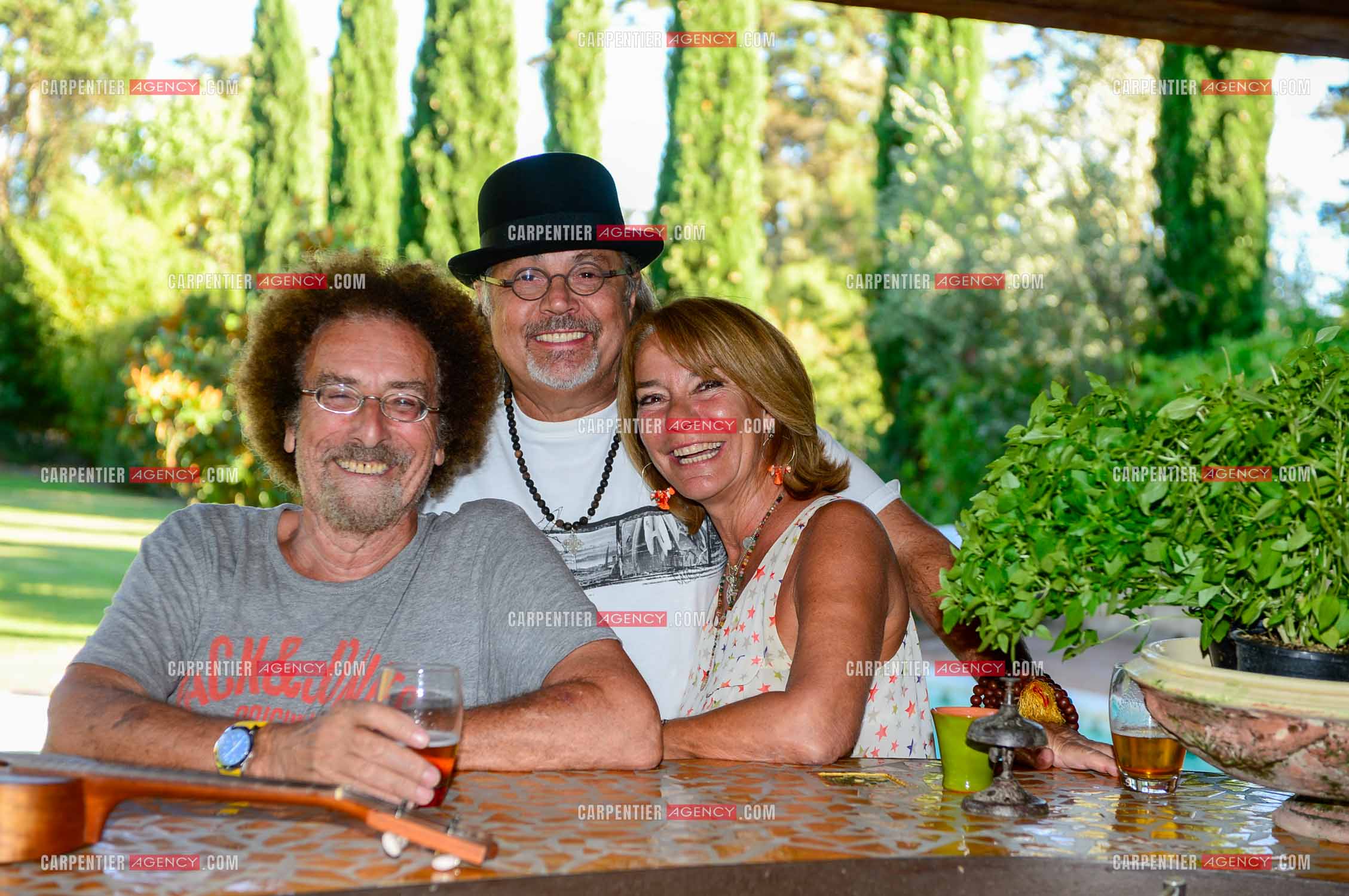 Le chanteur Patrick Hernandez dans sa propriété de L'île-sur-la-Sorgue avec ses amies Jean et Sophie Schultheis en 2016.  ( Exclusif )