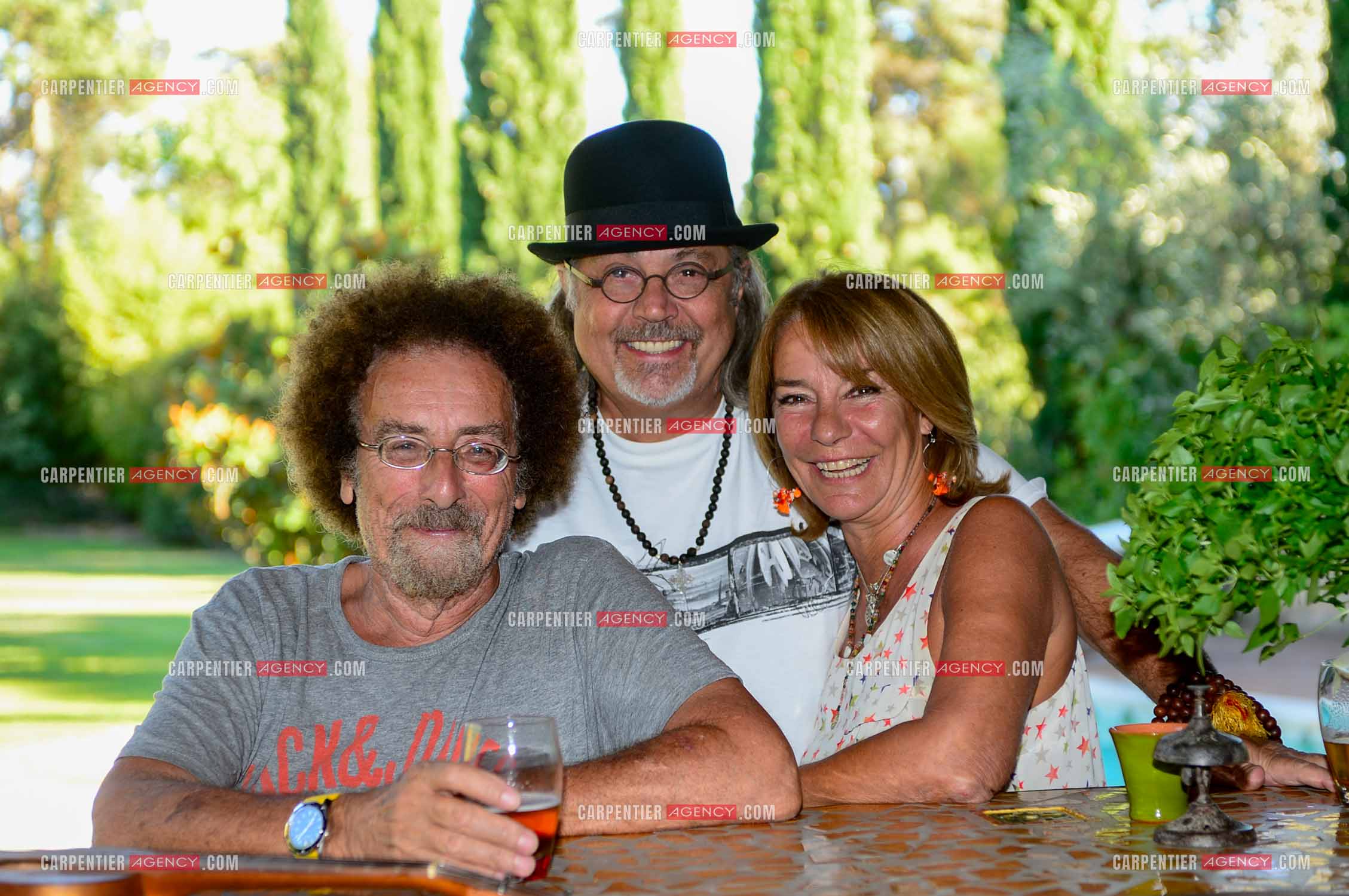 Le chanteur Patrick Hernandez dans sa propriété de L'île-sur-la-Sorgue avec ses amies Jean et Sophie Schultheis en 2016.  ( Exclusif )