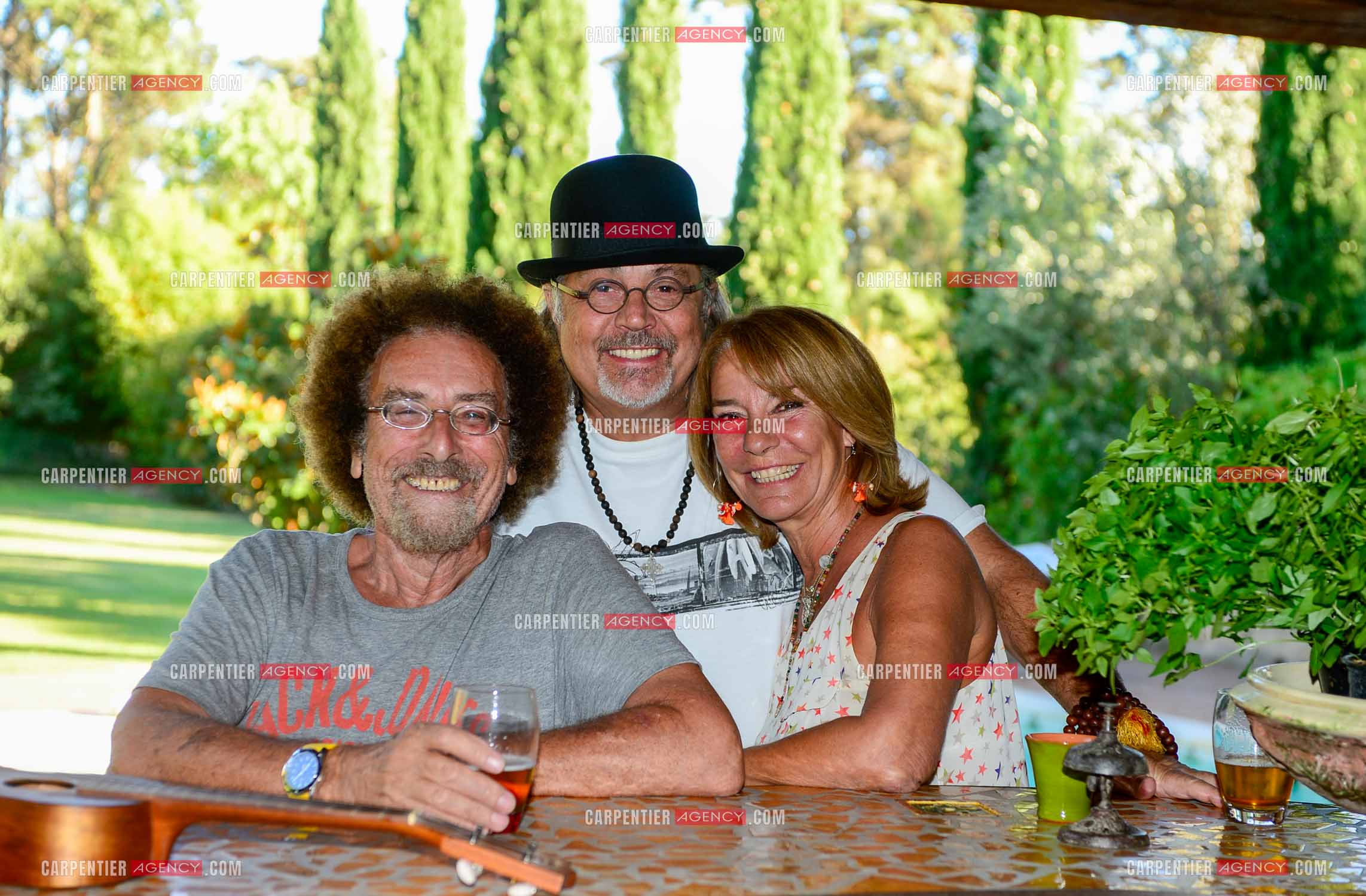 Le chanteur Patrick Hernandez dans sa propriété de L'île-sur-la-Sorgue avec ses amies Jean et Sophie Schultheis en 2016.  ( Exclusif )