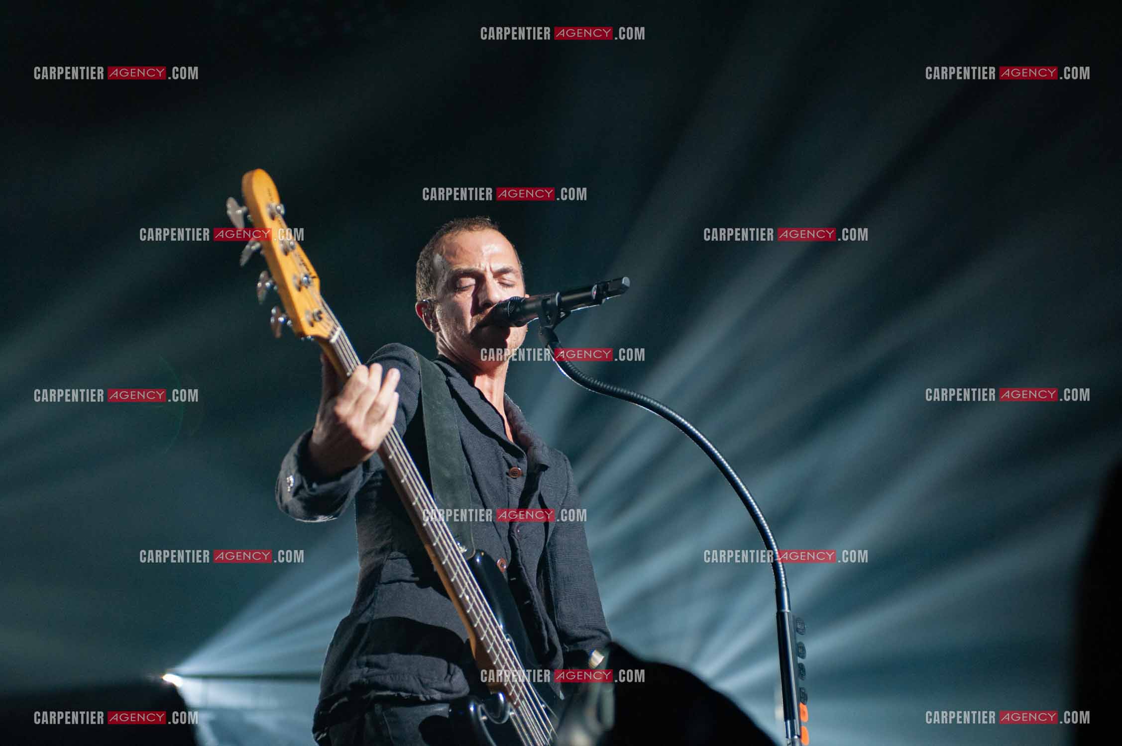 Le chanteur Calogero Maurici, dit Calogero en concert au Zénith de Paris le 20 Octobre 2009.