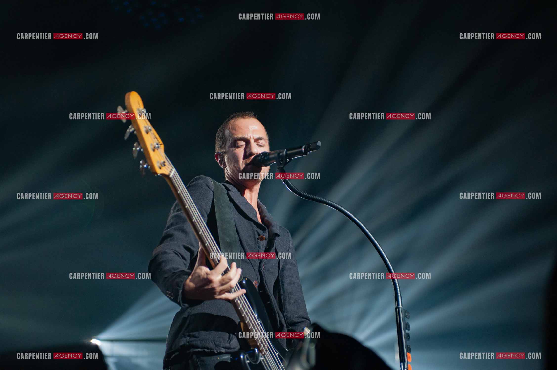 Le chanteur Calogero Maurici, dit Calogero en concert au Zénith de Paris le 20 Octobre 2009.