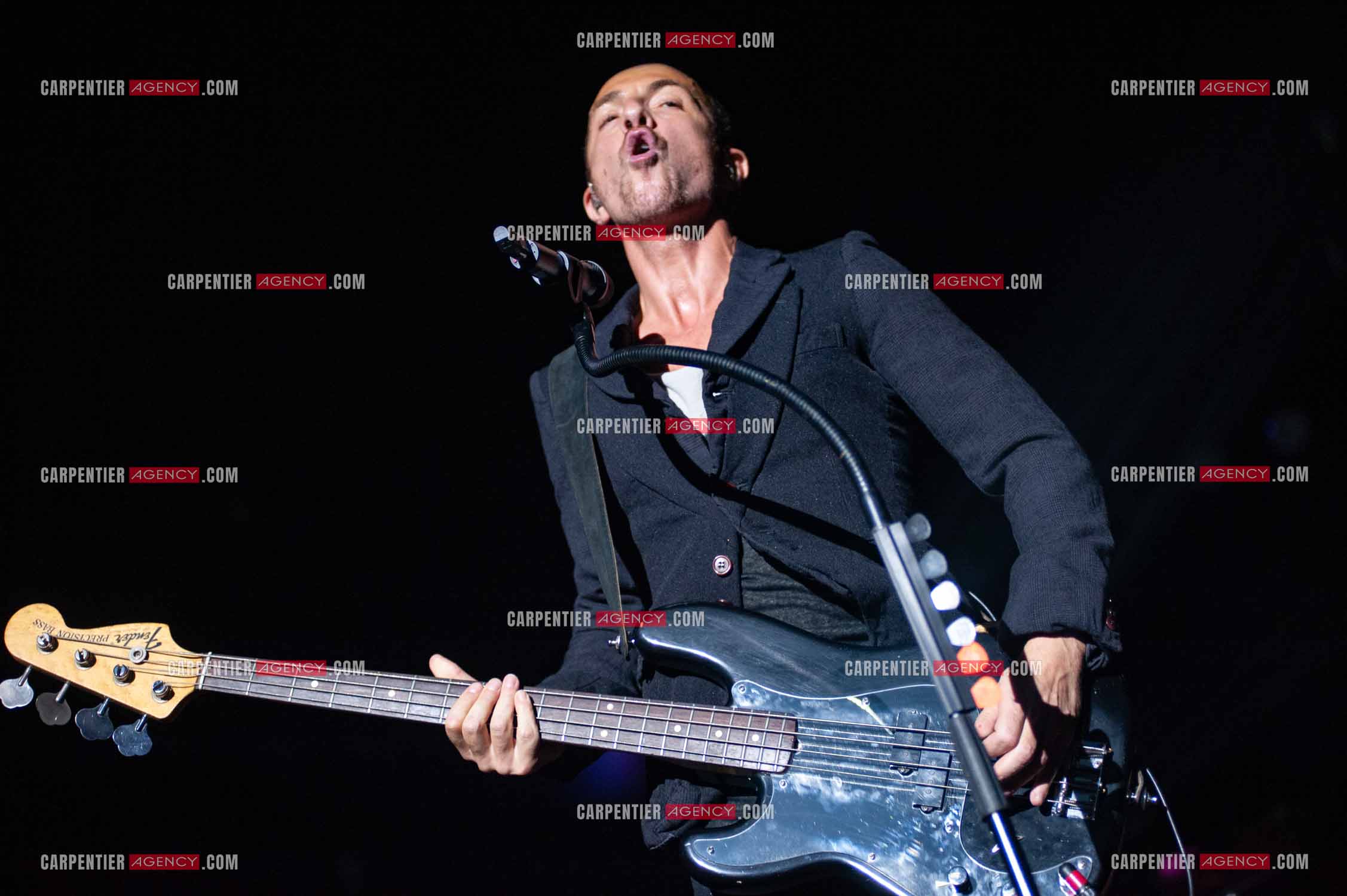 Le chanteur Calogero Maurici, dit Calogero en concert au Zénith de Paris le 20 Octobre 2009.