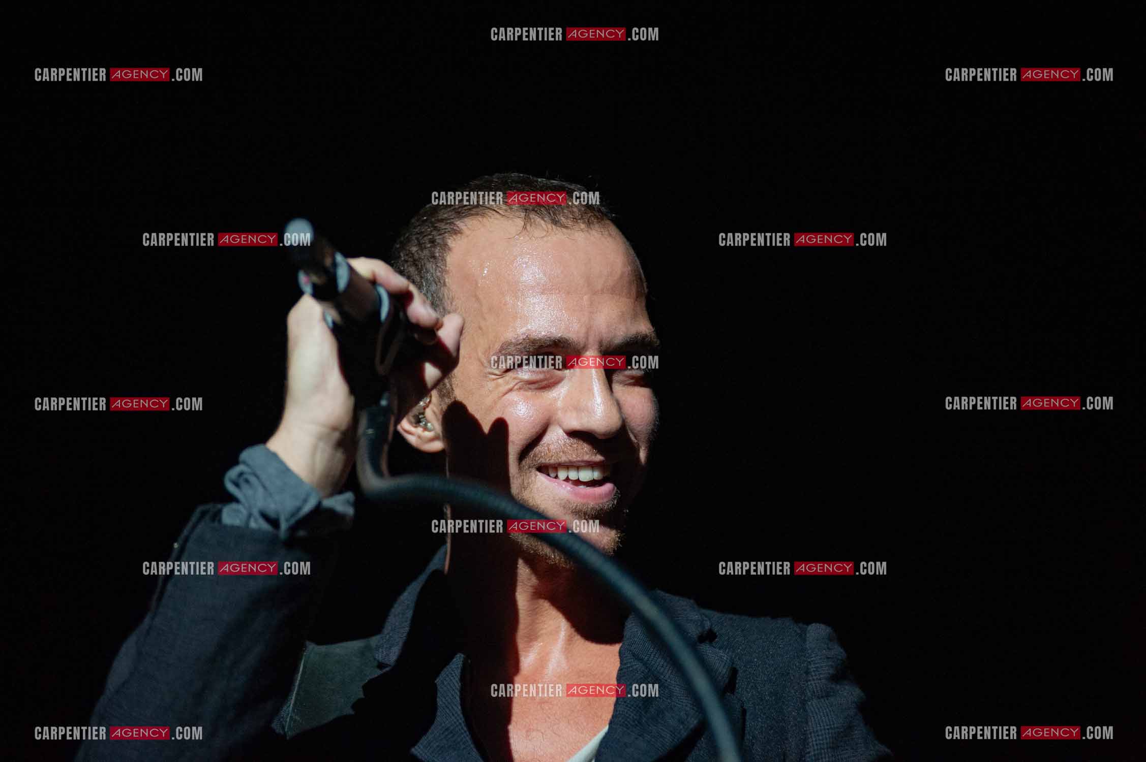 Le chanteur Calogero Maurici, dit Calogero en concert au Zénith de Paris le 20 Octobre 2009.