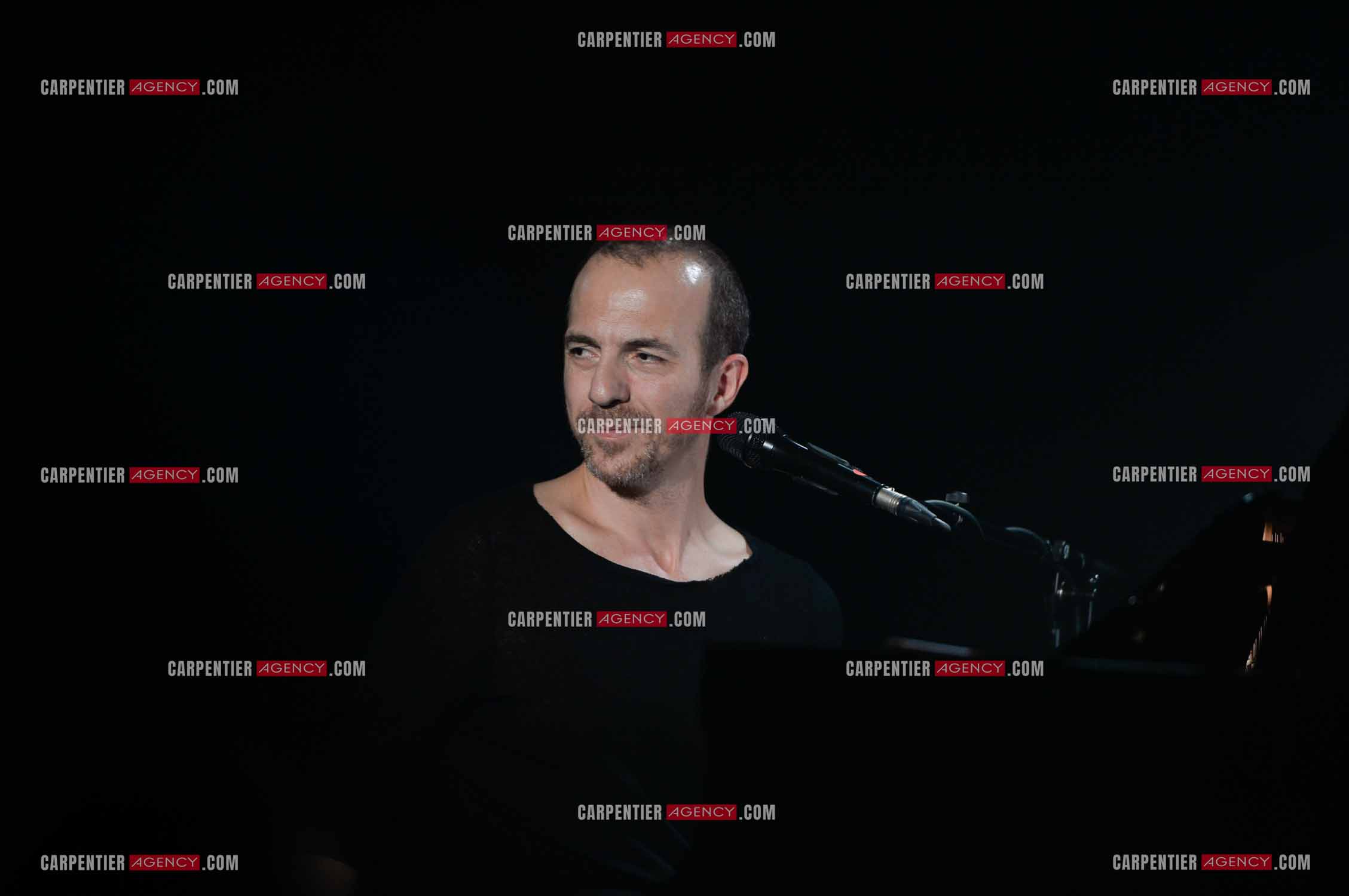 Le chanteur Calogero Maurici, dit Calogero lors d'un concert privé au club K a Reims. ( Exclusif )