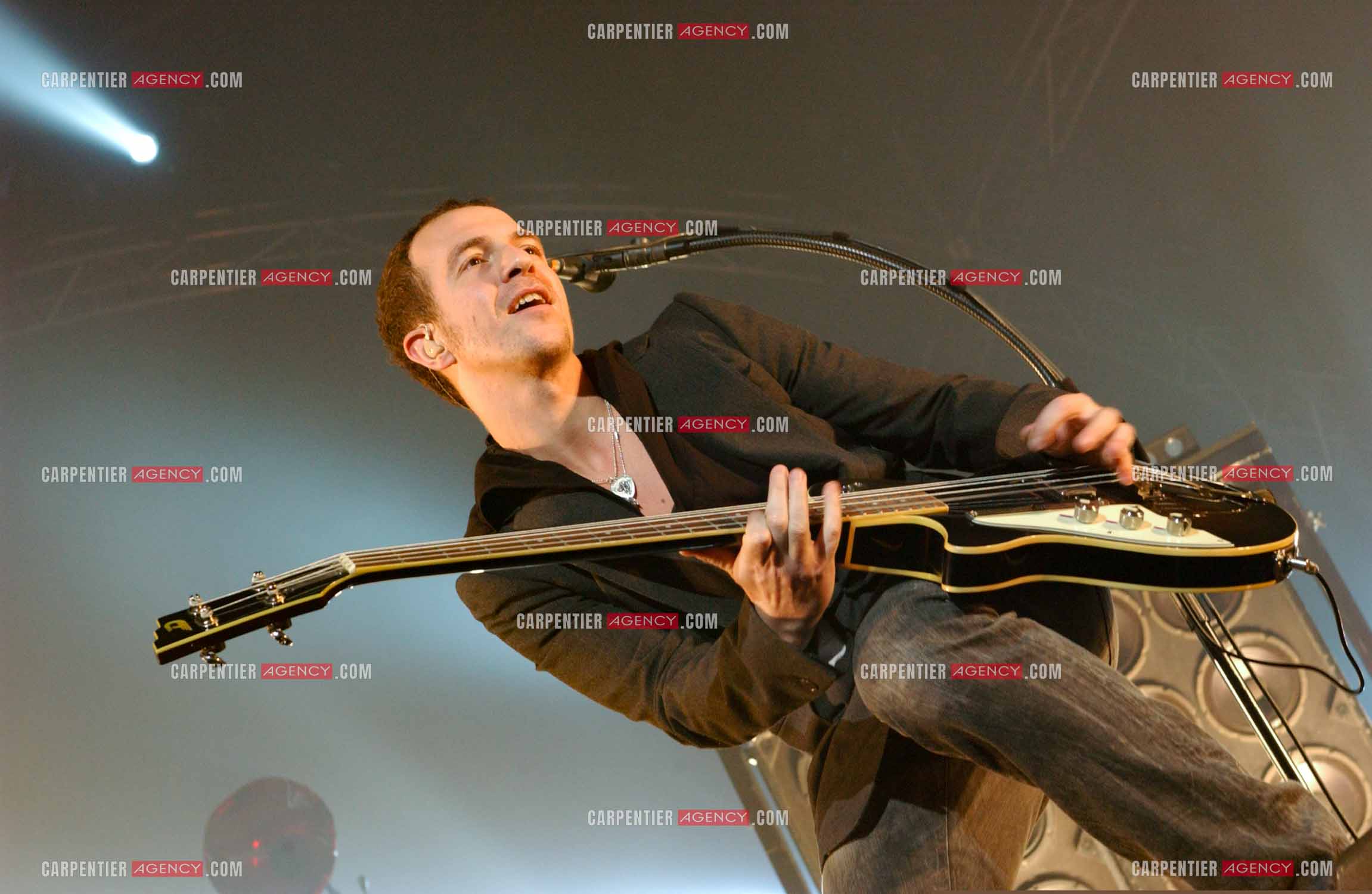 Le chanteur Calogero Maurici, dit Calogero en concert au Zénith de Paris le 08 avril 2005.
