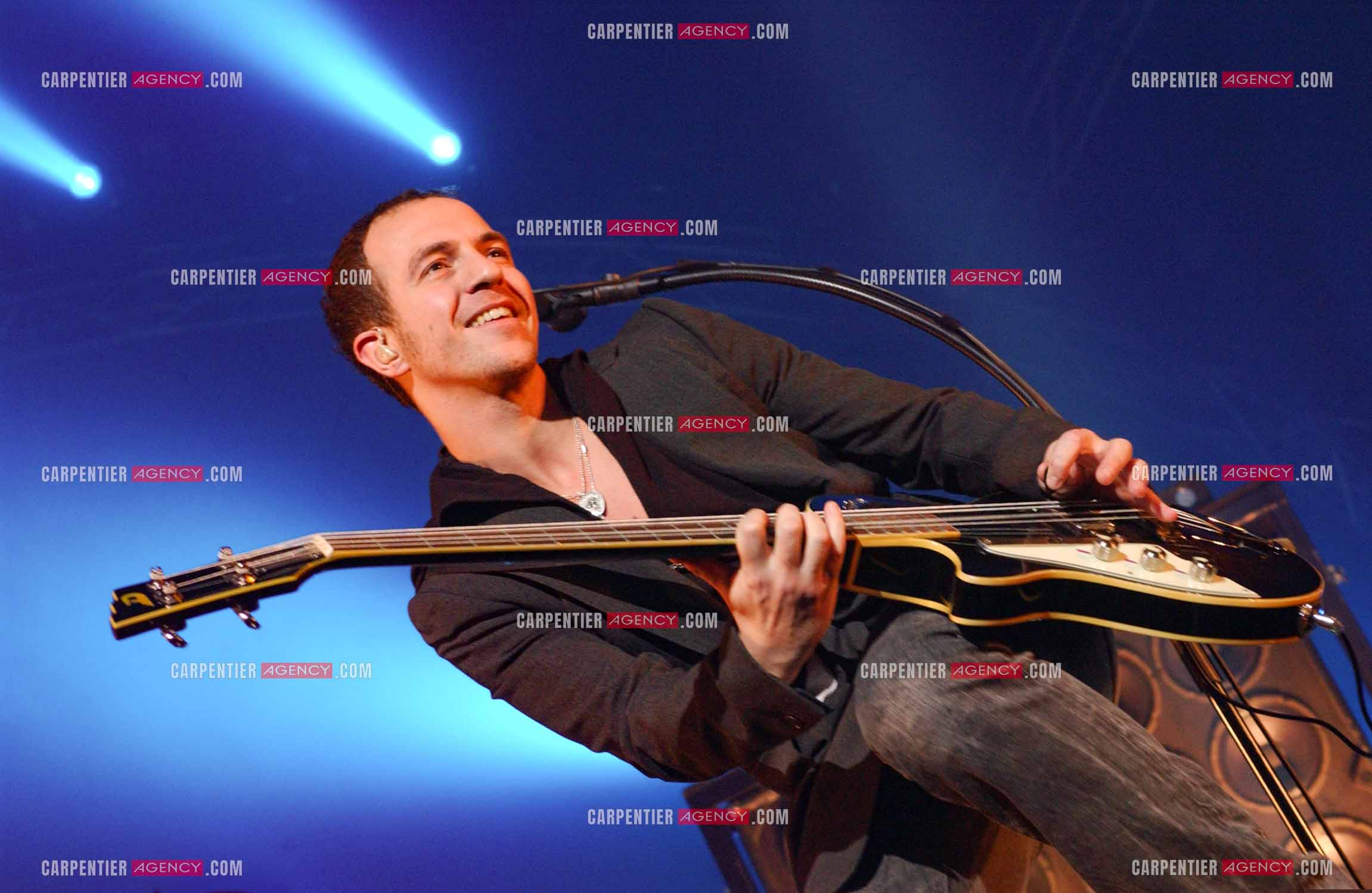 Le chanteur Calogero Maurici, dit Calogero en concert au Zénith de Paris le 08 avril 2005.