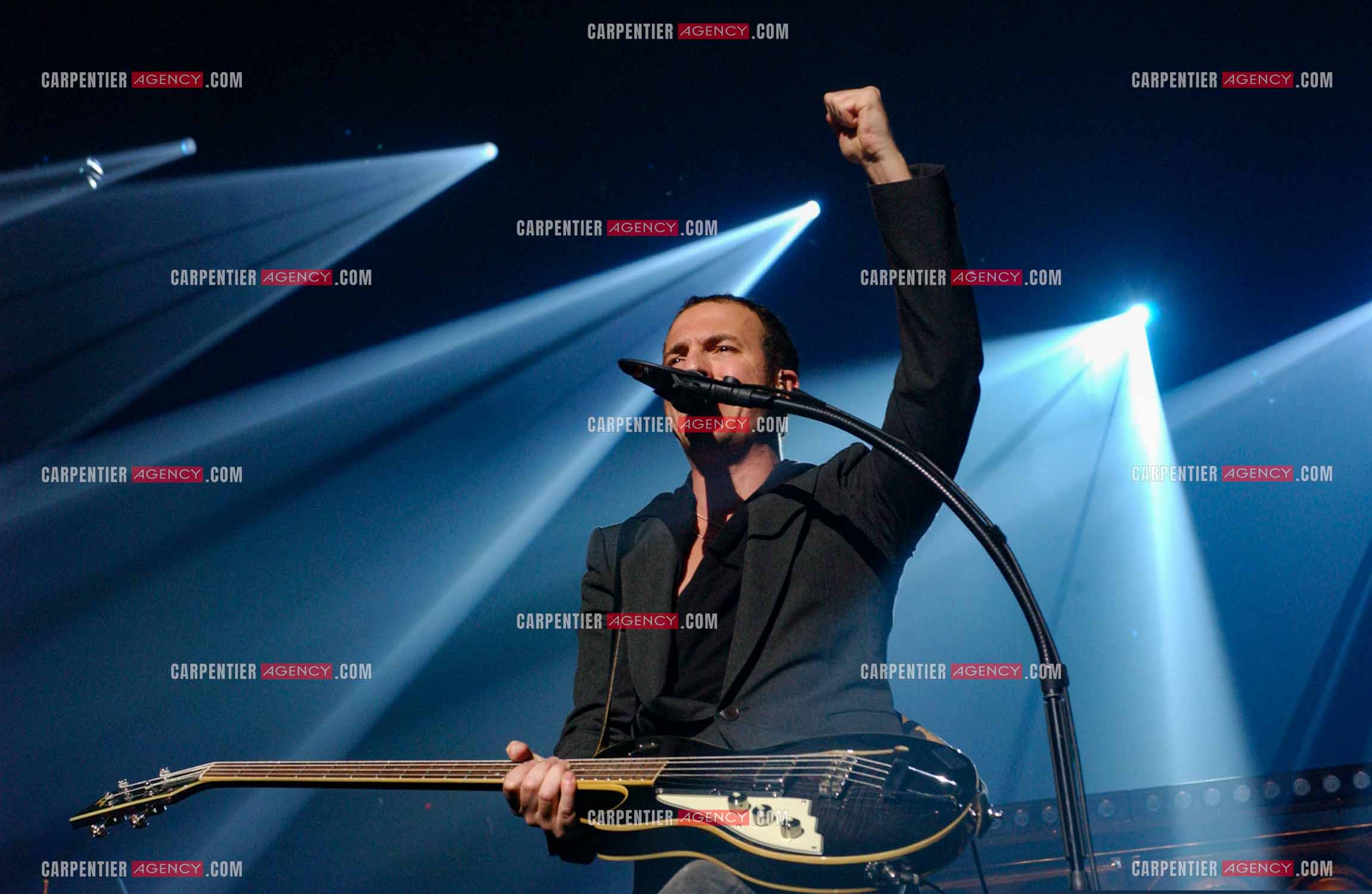Le chanteur Calogero Maurici, dit Calogero en concert au Zénith de Paris le 08 avril 2005.