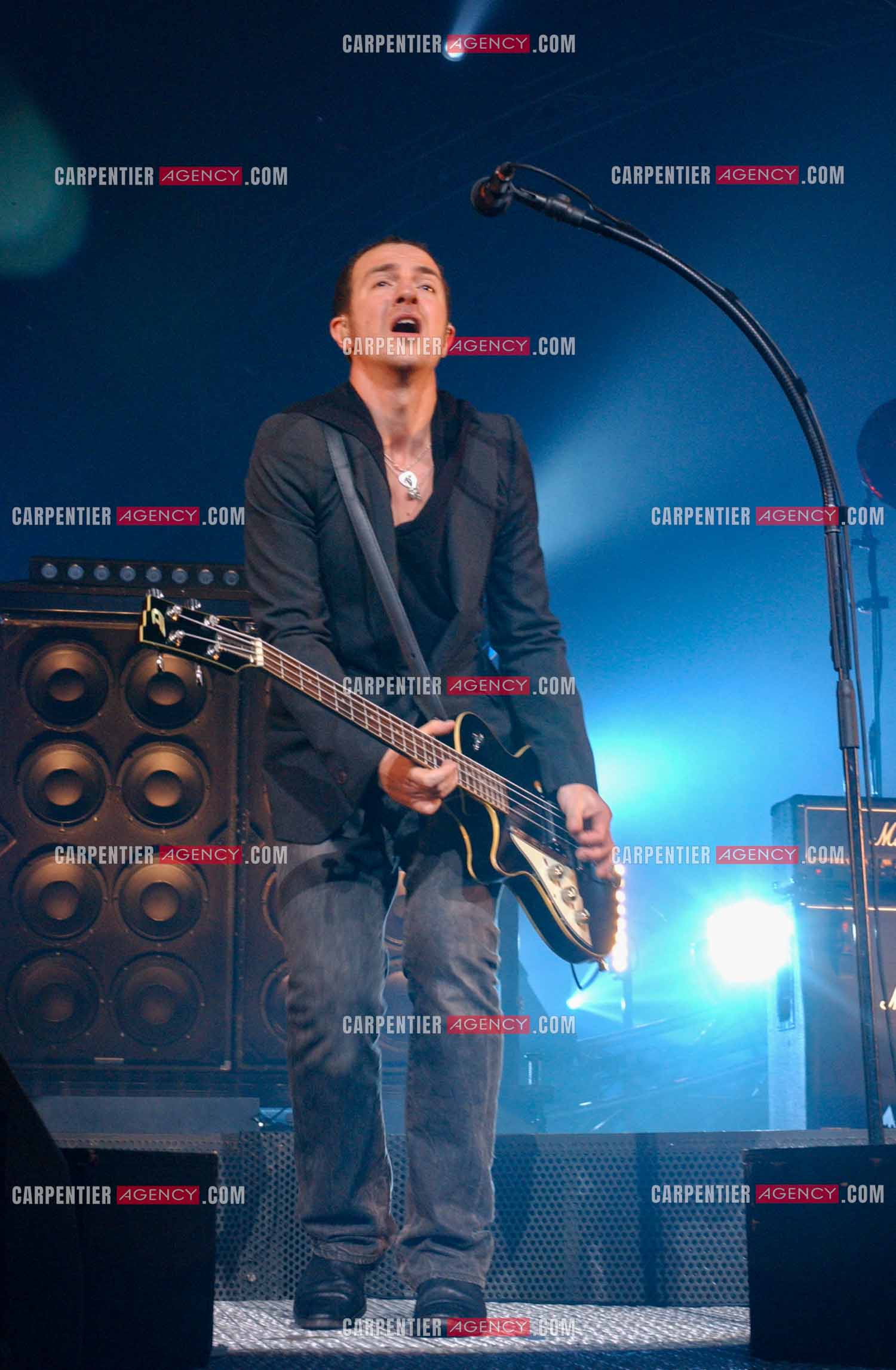 Le chanteur Calogero Maurici, dit Calogero en concert au Zénith de Paris le 08 avril 2005.