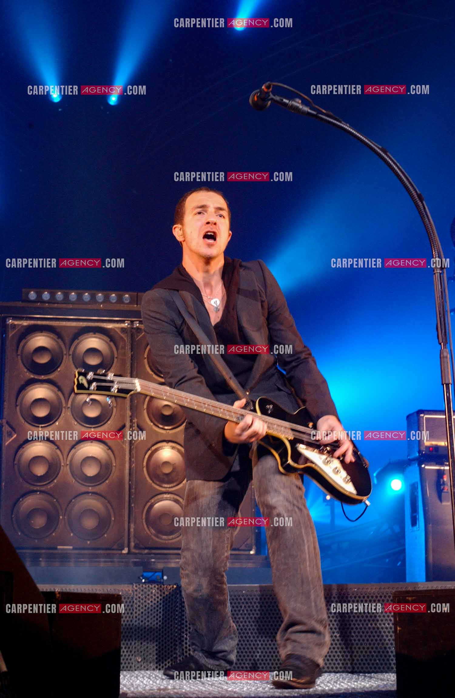 Le chanteur Calogero Maurici, dit Calogero en concert au Zénith de Paris le 08 avril 2005.