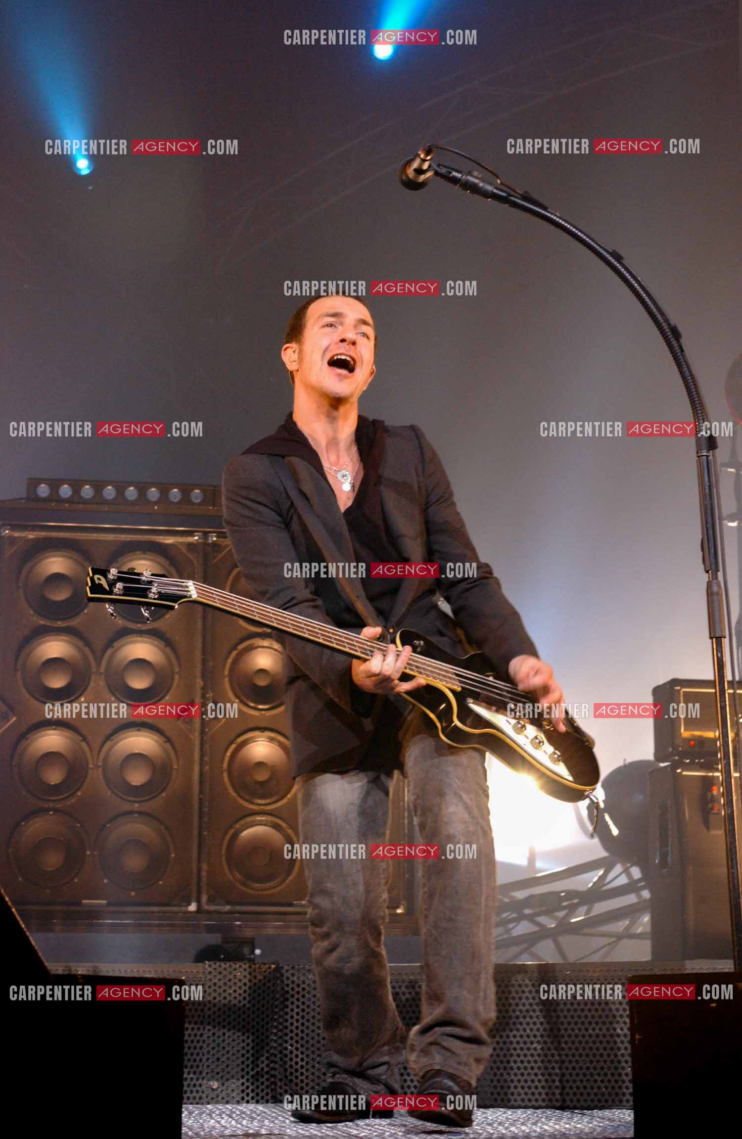 Le chanteur Calogero Maurici, dit Calogero en concert au Zénith de Paris le 08 avril 2005.