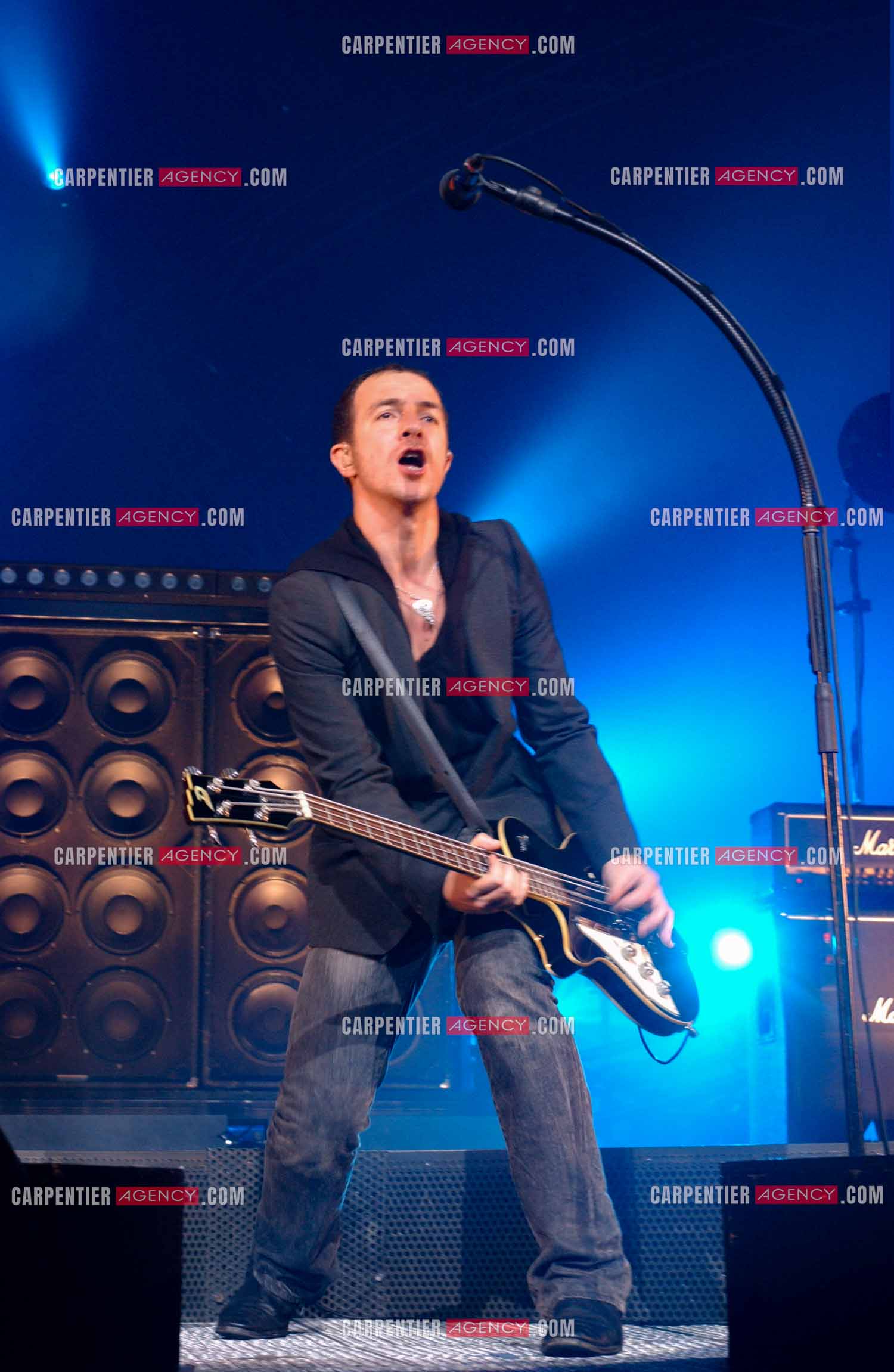 Le chanteur Calogero Maurici, dit Calogero en concert au Zénith de Paris le 08 avril 2005.