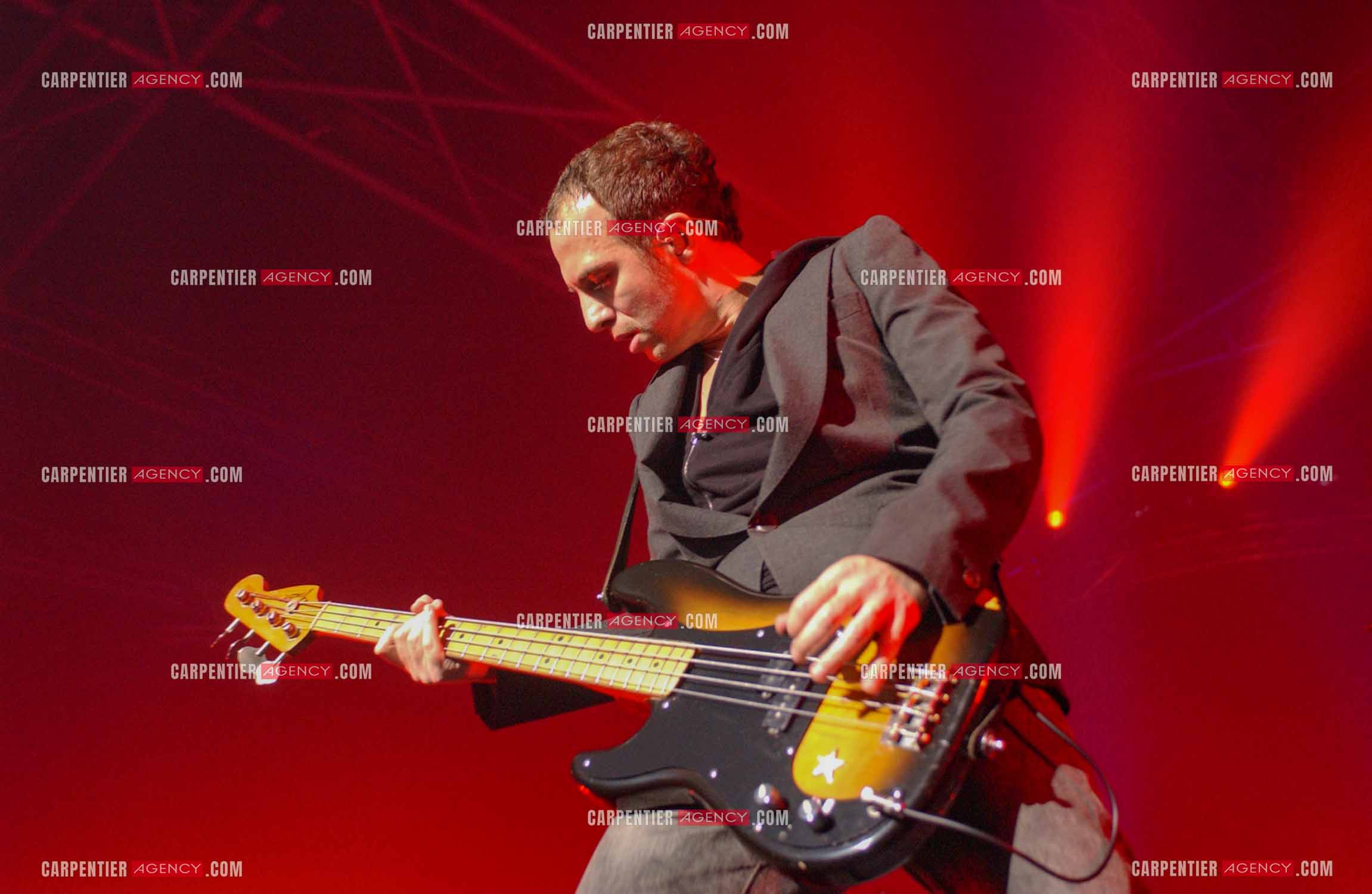Le chanteur Calogero Maurici, dit Calogero en concert au Zénith de Paris le 08 avril 2005.