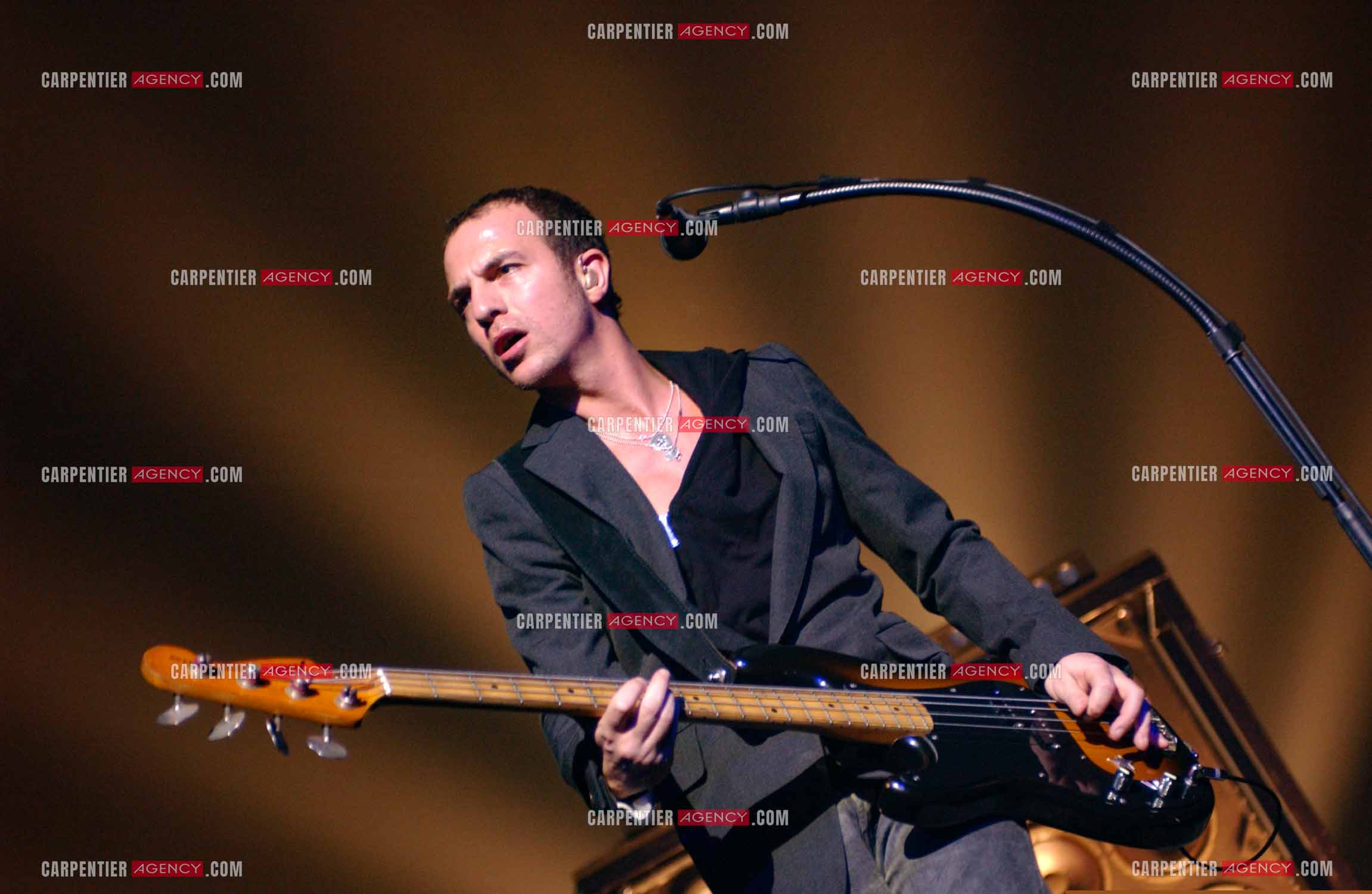 Le chanteur Calogero Maurici, dit Calogero en concert au Zénith de Paris le 08 avril 2005.