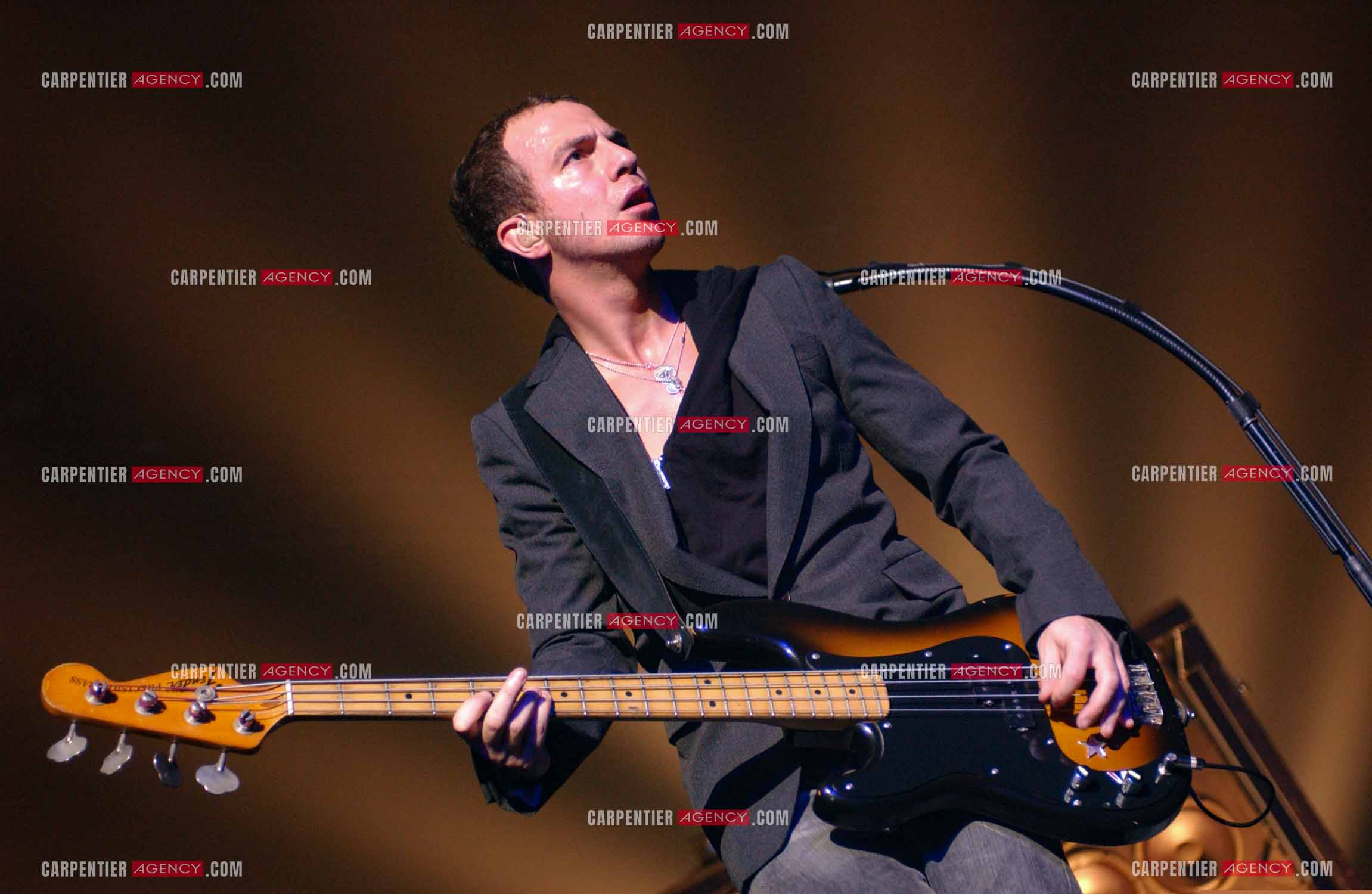 Le chanteur Calogero Maurici, dit Calogero en concert au Zénith de Paris le 08 avril 2005.