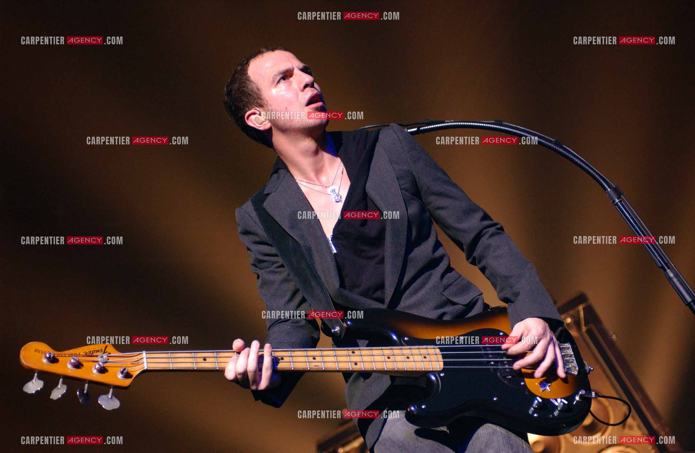 Le chanteur Calogero Maurici, dit Calogero en concert au Zénith de Paris le 08 avril 2005.
