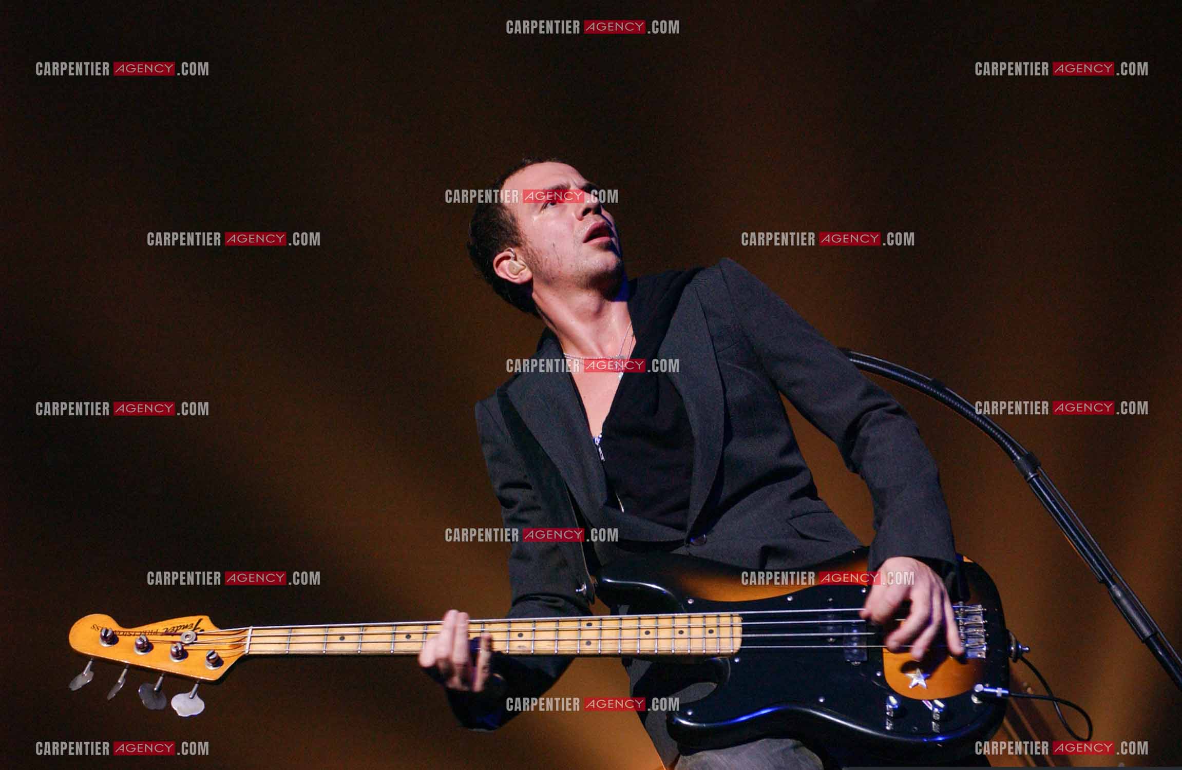 Le chanteur Calogero Maurici, dit Calogero en concert au Zénith de Paris le 08 avril 2005.