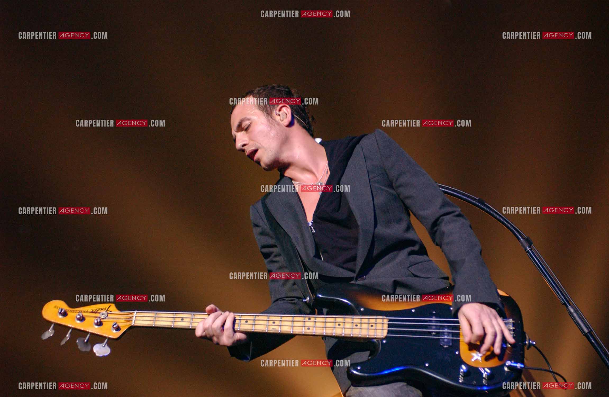 Le chanteur Calogero Maurici, dit Calogero en concert au Zénith de Paris le 08 avril 2005.