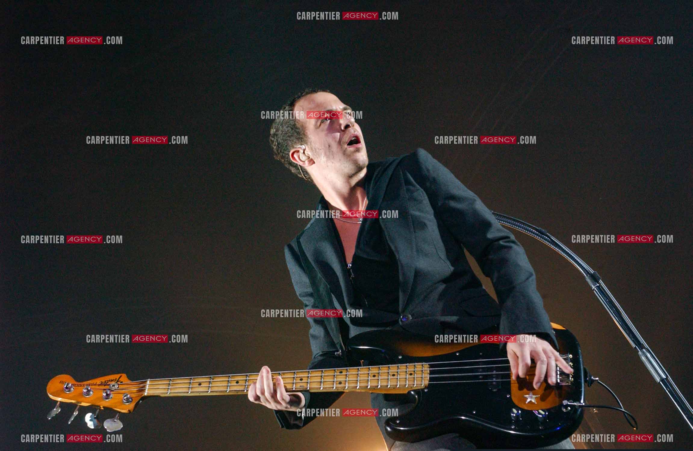 Le chanteur Calogero Maurici, dit Calogero en concert au Zénith de Paris le 08 avril 2005.